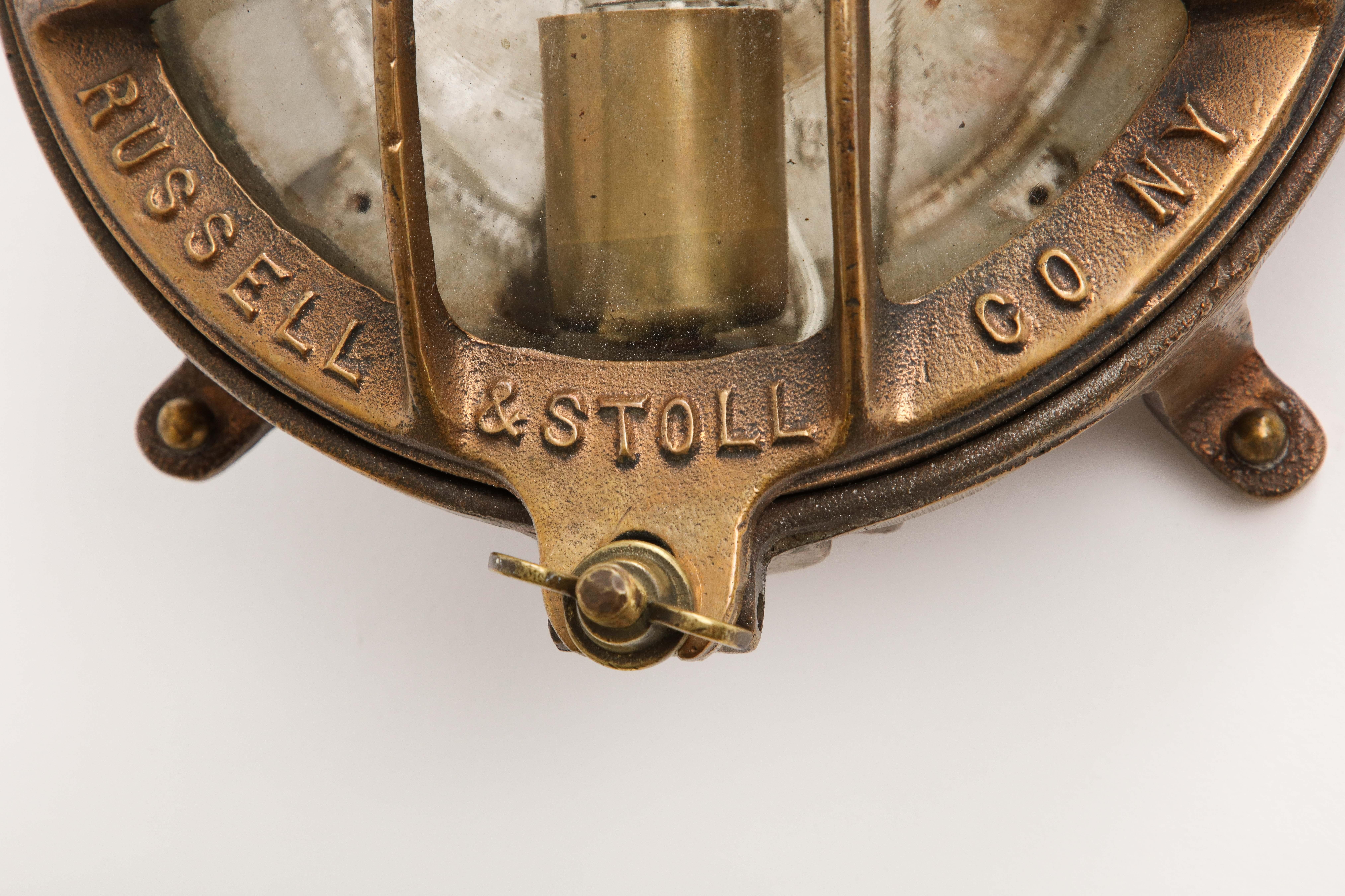 Paire de lampes en bronze coulé du début du 20e siècle par Russell & Stoll Co. Bon état - En vente à Chicago, IL