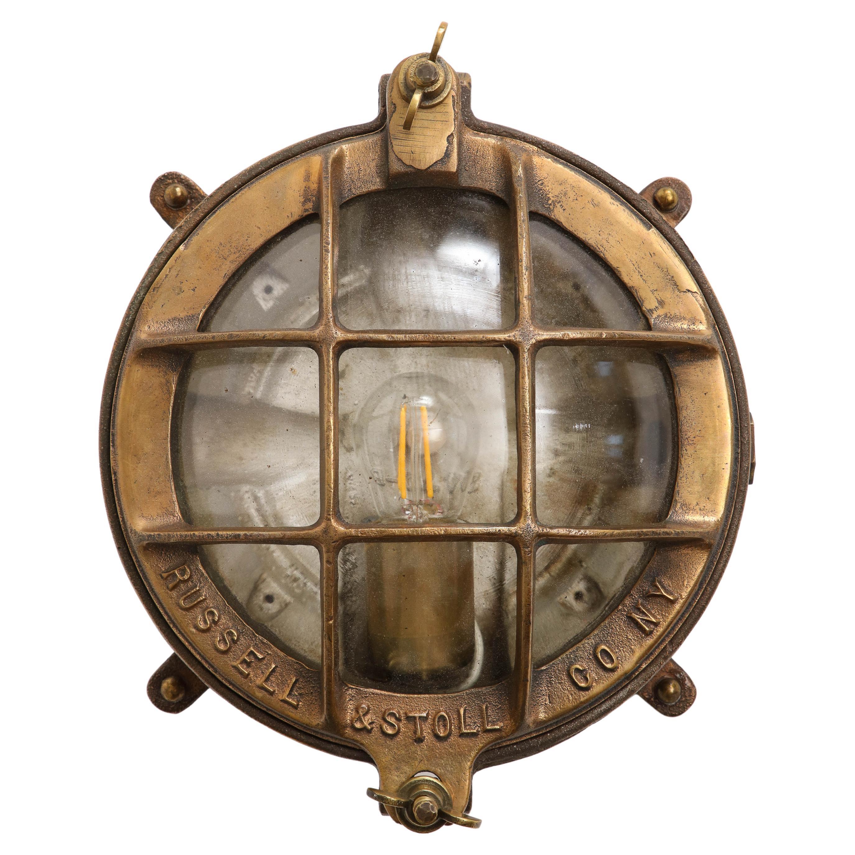Paar Lampen aus Bronzeguss des frühen 20. Jahrhunderts von Russell & Stoll Co. im Angebot