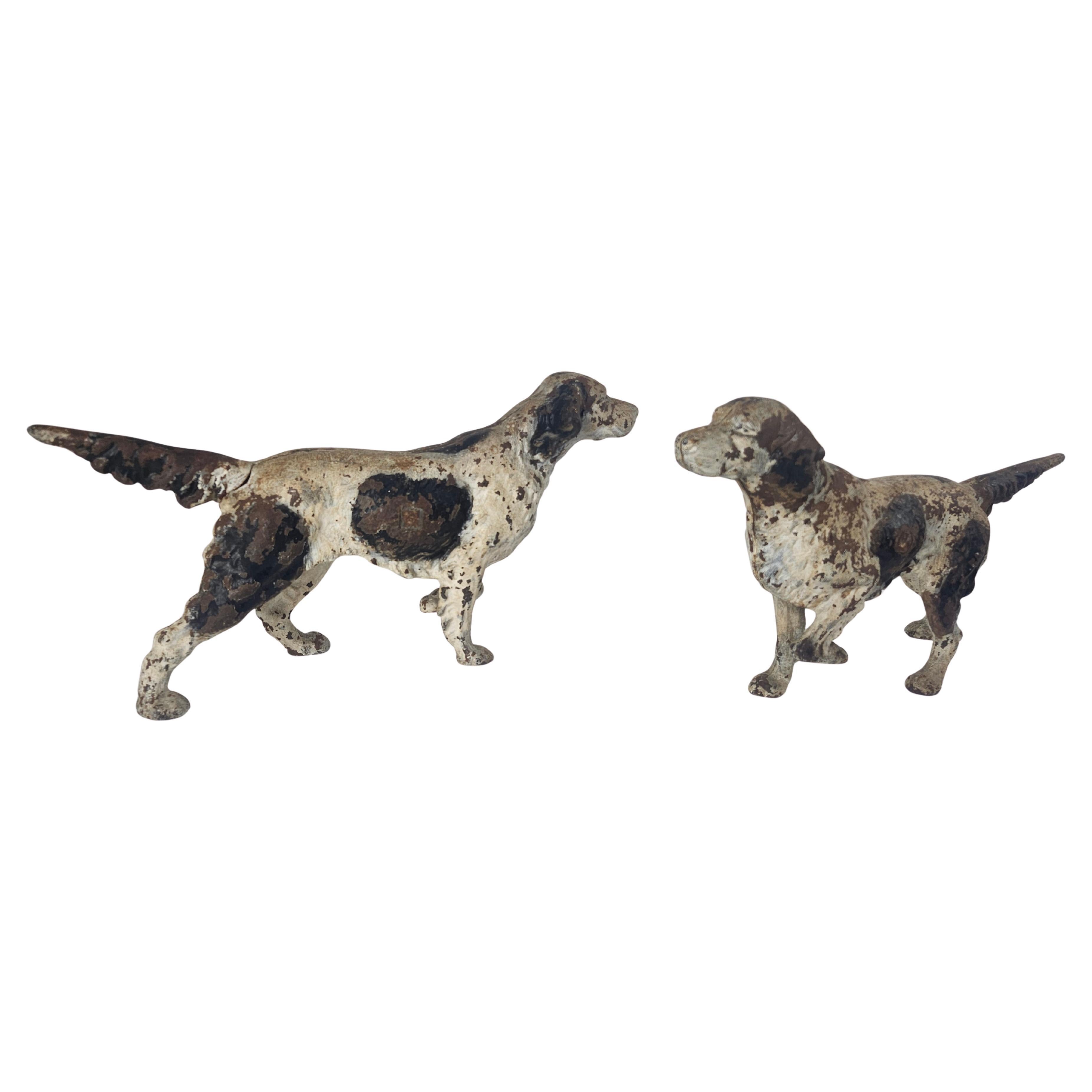 Favolosa coppia di vecchi Setter inglesi di Hubley del 1930, difficili da trovare, in eccellenti condizioni d'epoca con ciò che resta della vernice originale. Non ci sono rotture o crepe, solo molta usura della vernice. La maggior parte delle volte