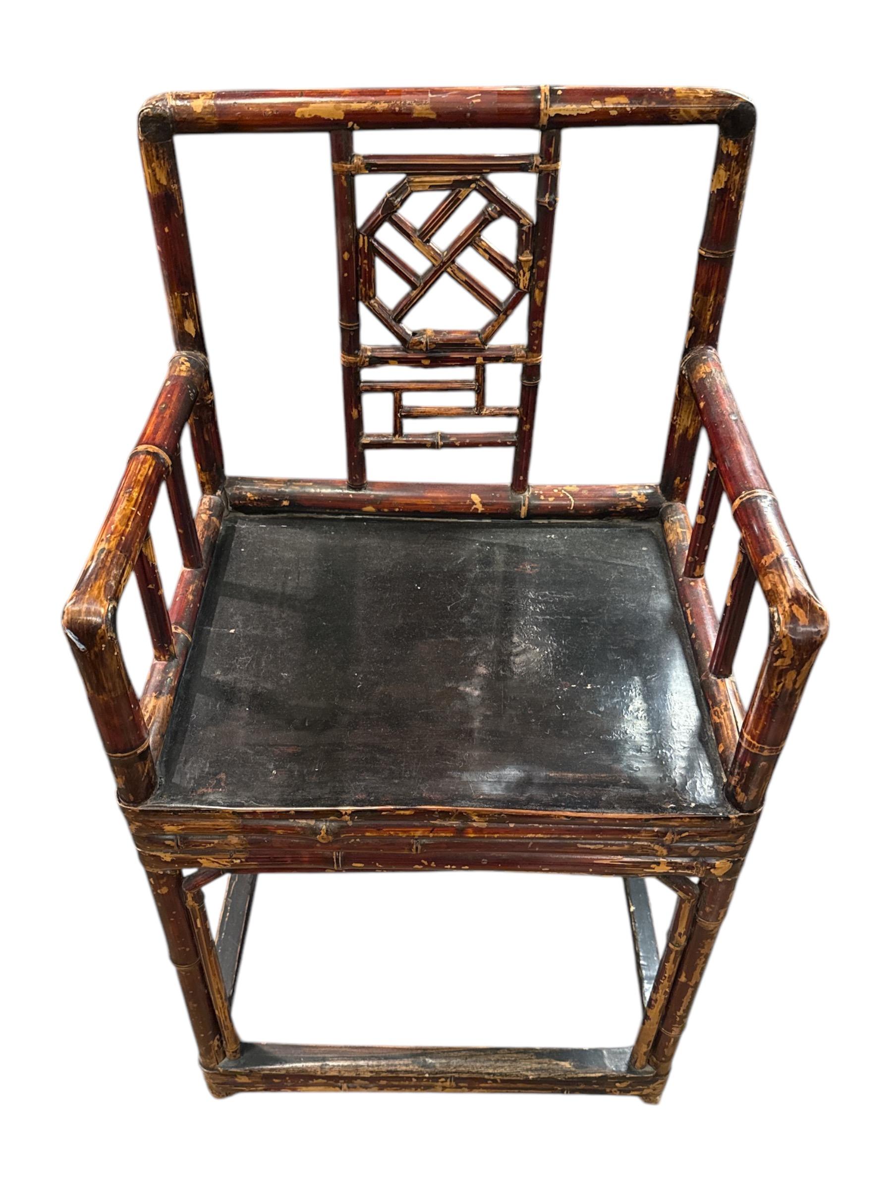 Añade un toque de elegancia oriental y belleza natural a tu casa con este par de sillas chinas de bambú de principios del siglo XX. Elaboradas con la artesanía tradicional china, estas sillas muestran el exquisito arte y el diseño funcional que