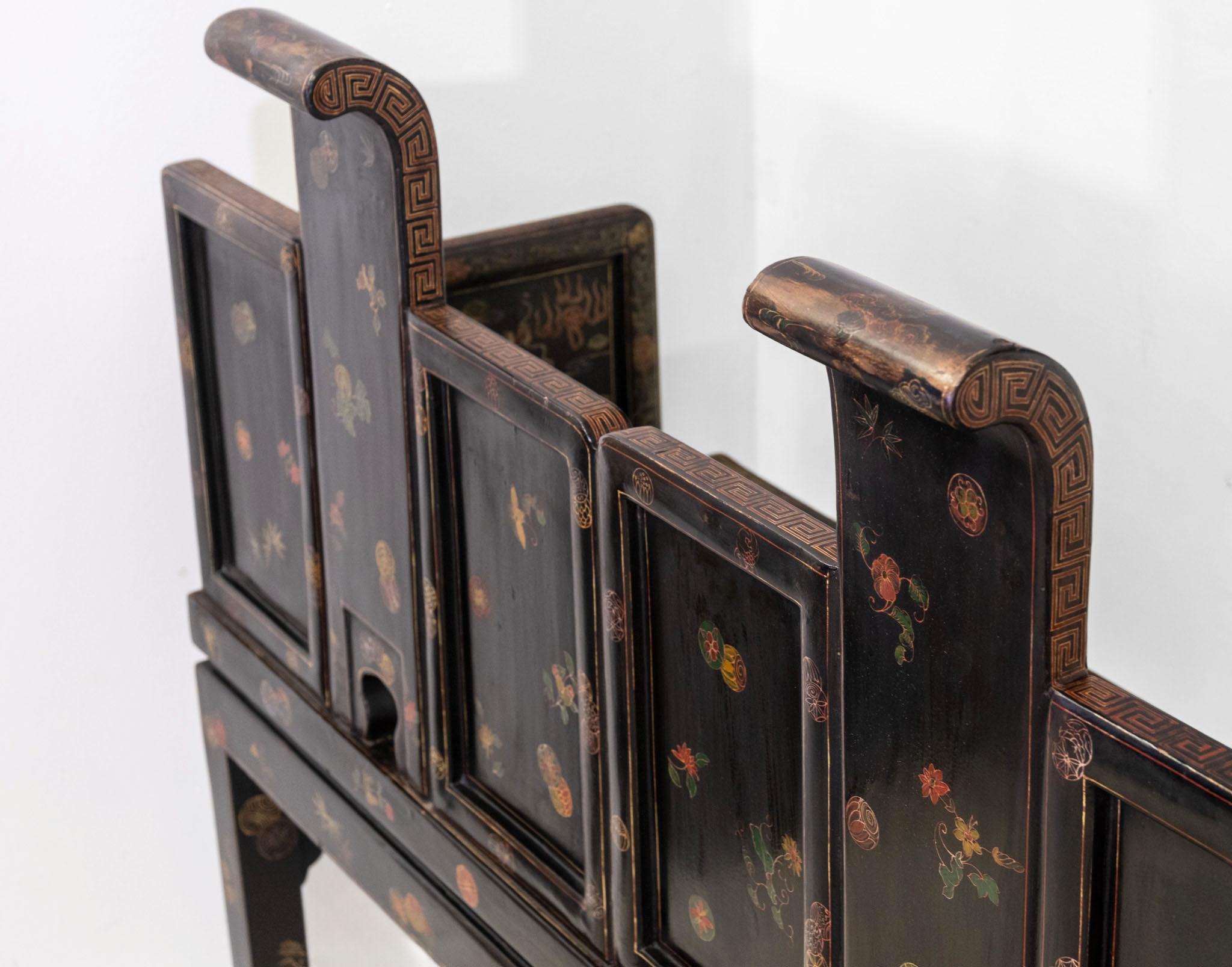 Paire de sièges de banc chinois du début du 20e siècle en laque noire dorée et polychrome en vente 2
