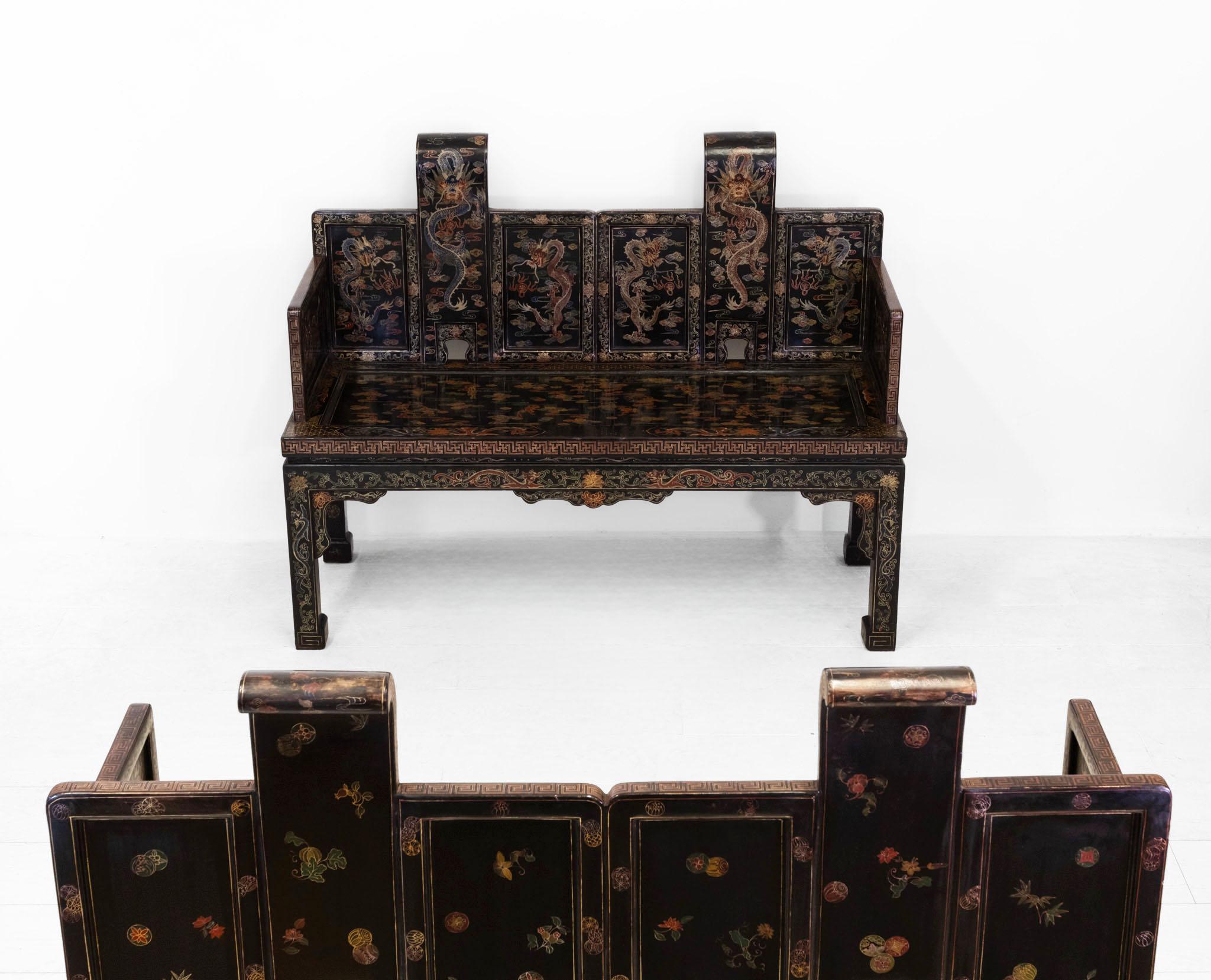 Paire de sièges de banc chinois du début du 20e siècle en laque noire dorée et polychrome en vente 3