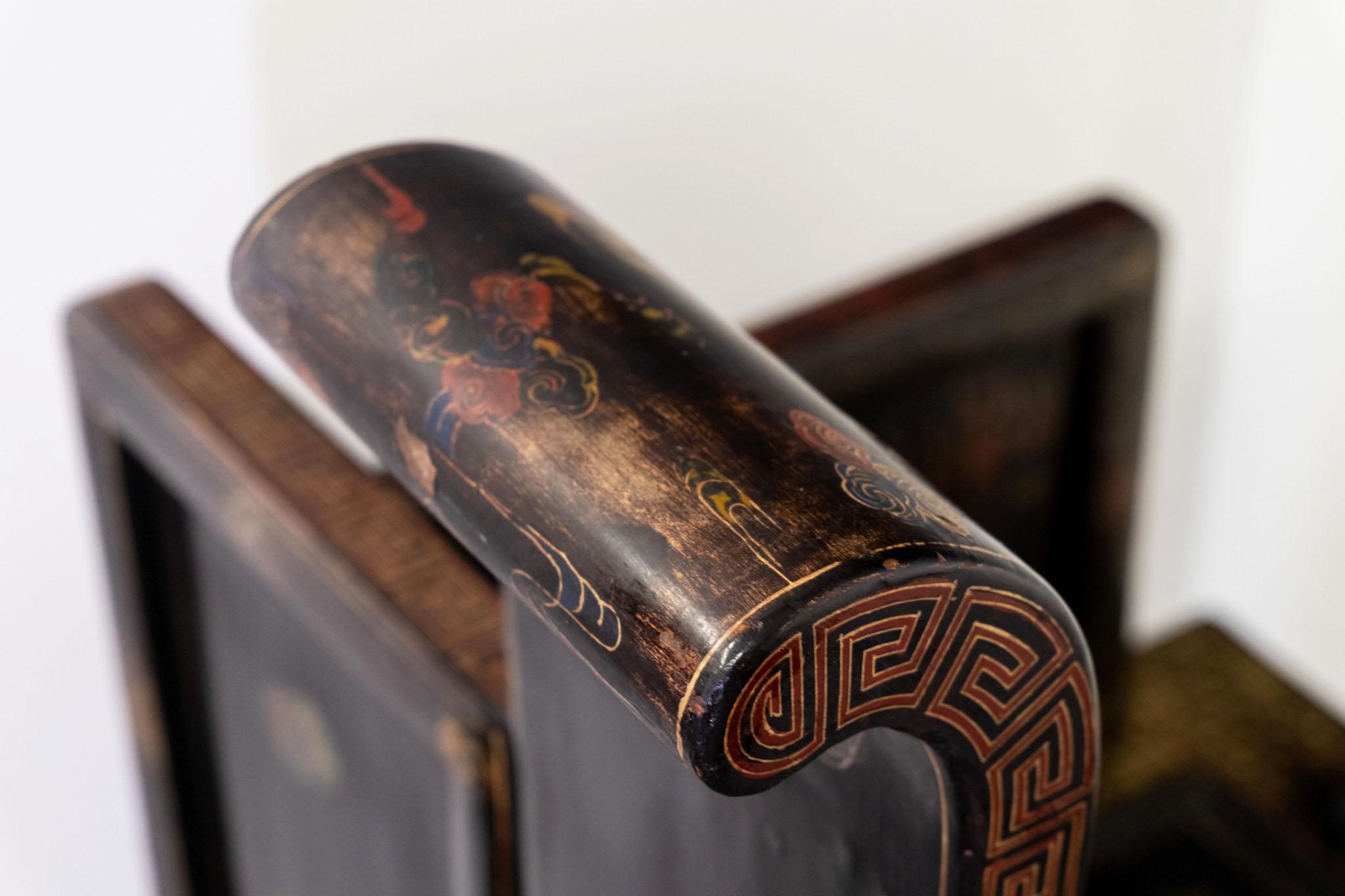 Paire de sièges de banc chinois du début du 20e siècle en laque noire dorée et polychrome en vente 4