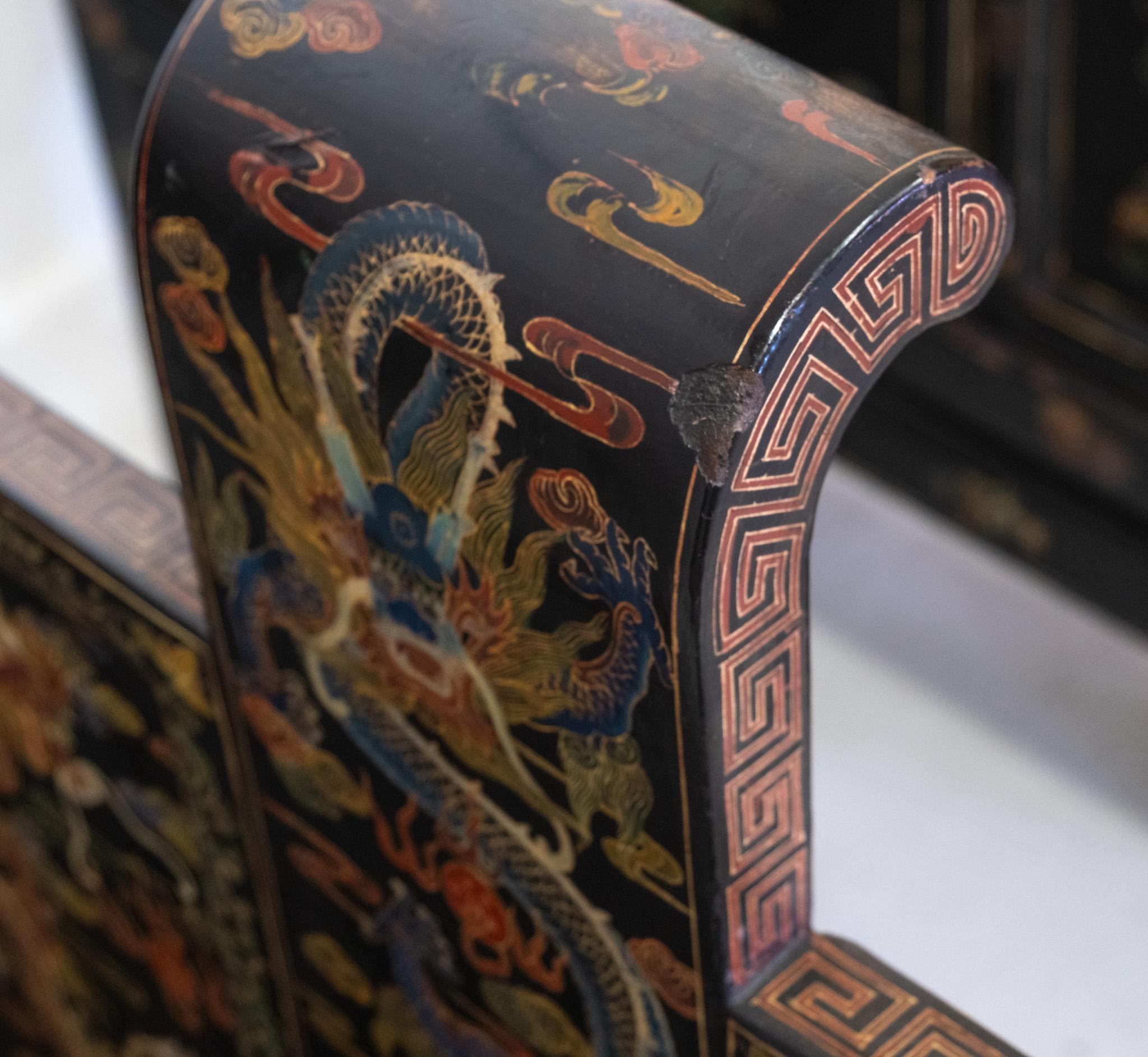 Paire de sièges de banc chinois du début du 20e siècle en laque noire dorée et polychrome en vente 6