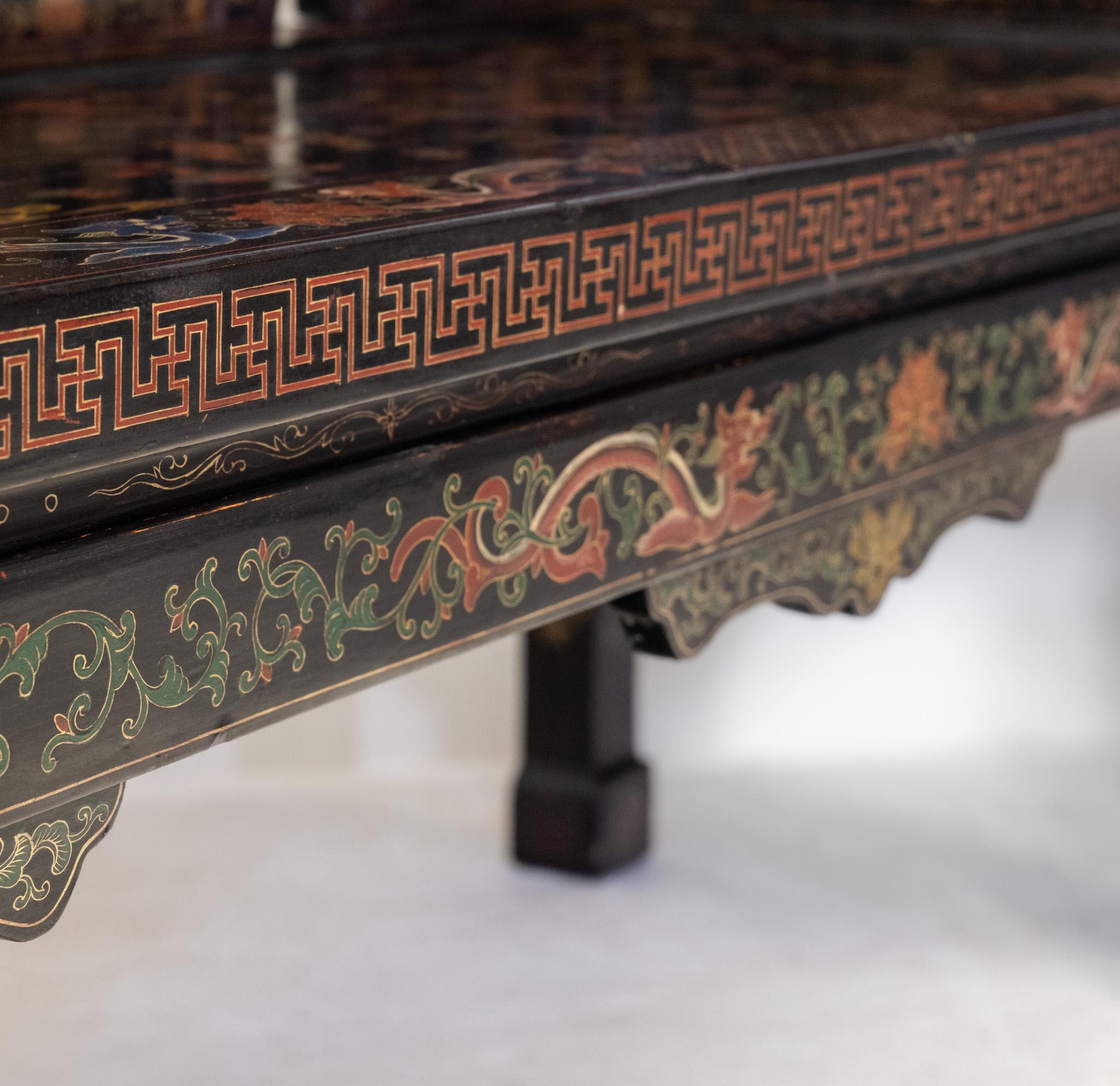 Paire de sièges de banc chinois du début du 20e siècle en laque noire dorée et polychrome en vente 7