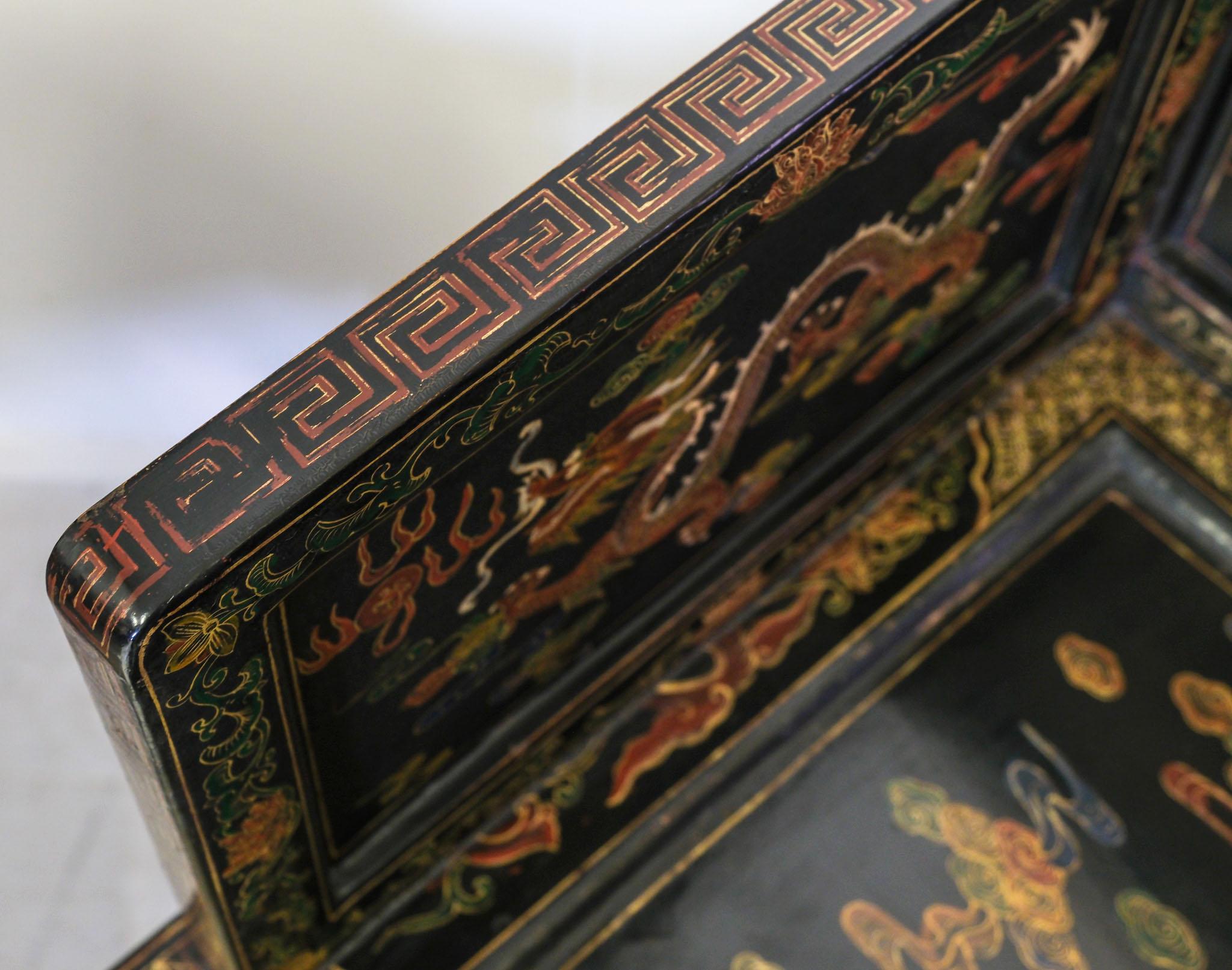 Paire de sièges de banc chinois du début du 20e siècle en laque noire dorée et polychrome en vente 8