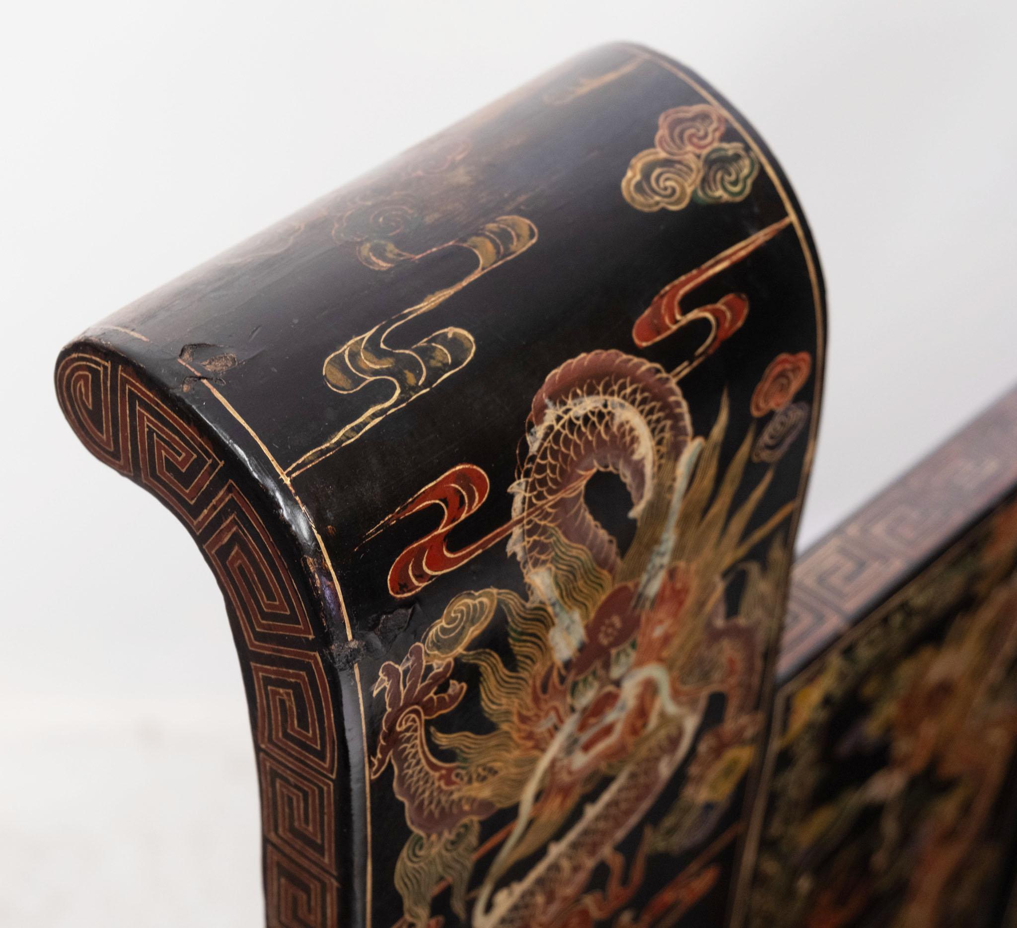 Paire de sièges de banc chinois du début du 20e siècle en laque noire dorée et polychrome en vente 9