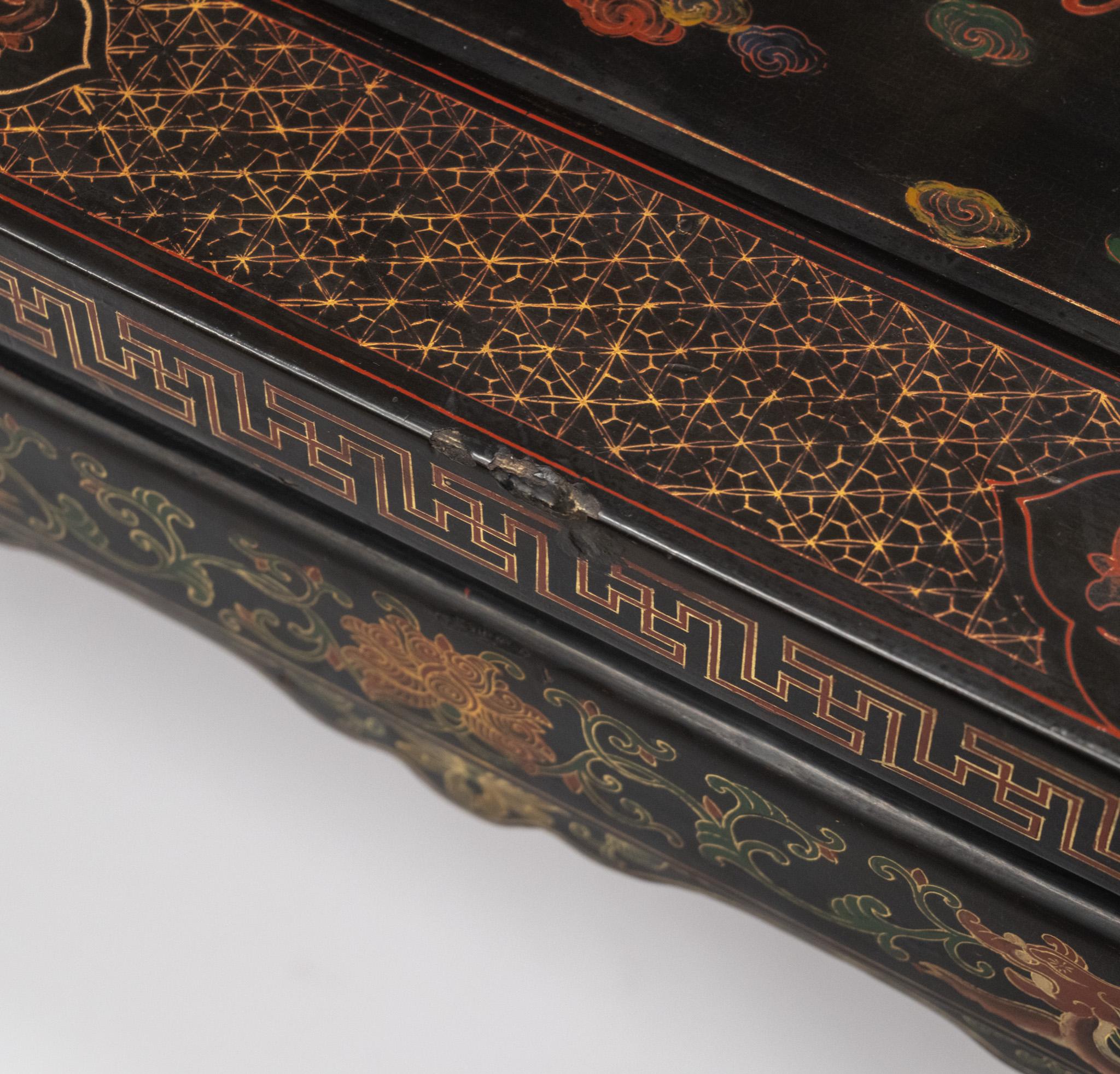 Paire de sièges de banc chinois du début du 20e siècle en laque noire dorée et polychrome en vente 10