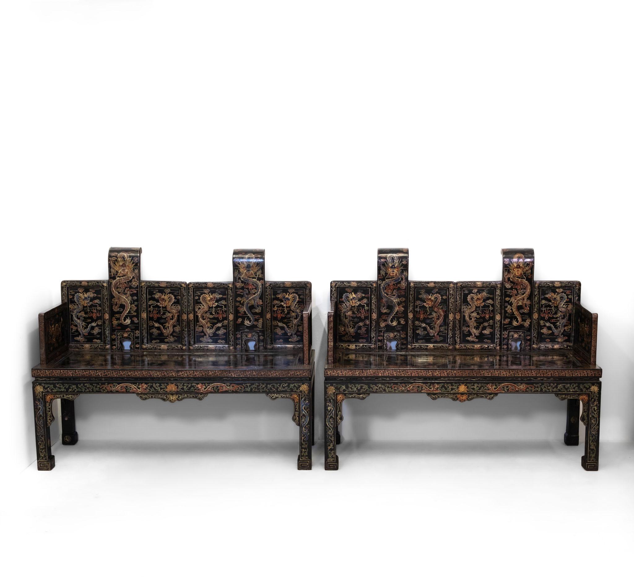 Paire de sièges de banc chinois du début du 20e siècle en laque noire dorée et polychrome en vente 11