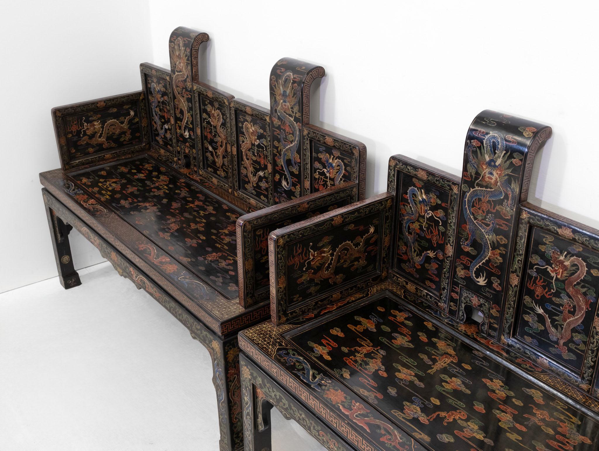 Superbe paire de banquettes décoratives chinoises du début du 20e siècle, laquées noir, dorées et peintes en polychrome. Période républicaine - Circa 1920-30.

Livraison incluse en Angleterre ou au Pays de Galles.

Peint à la main avec des dragons,