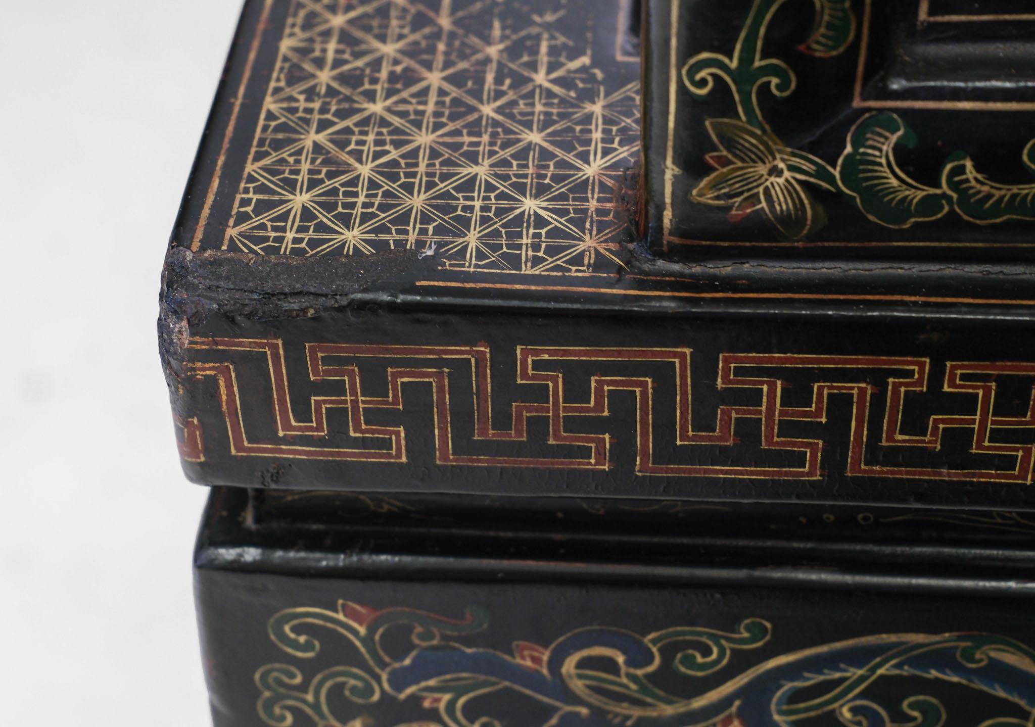 Paire de sièges de banc chinois du début du 20e siècle en laque noire dorée et polychrome en vente 12