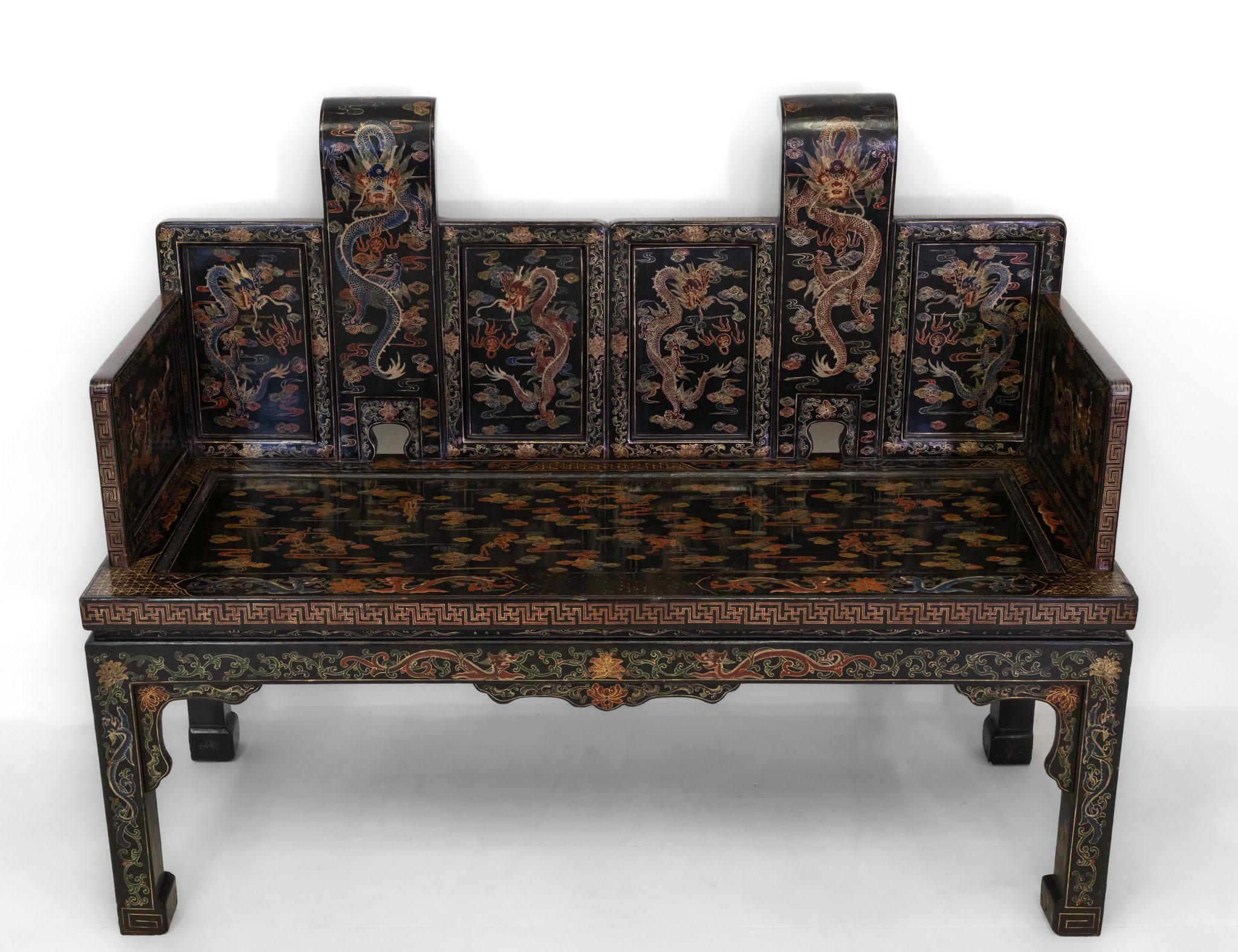 Chinoiseries Paire de sièges de banc chinois du début du 20e siècle en laque noire dorée et polychrome en vente