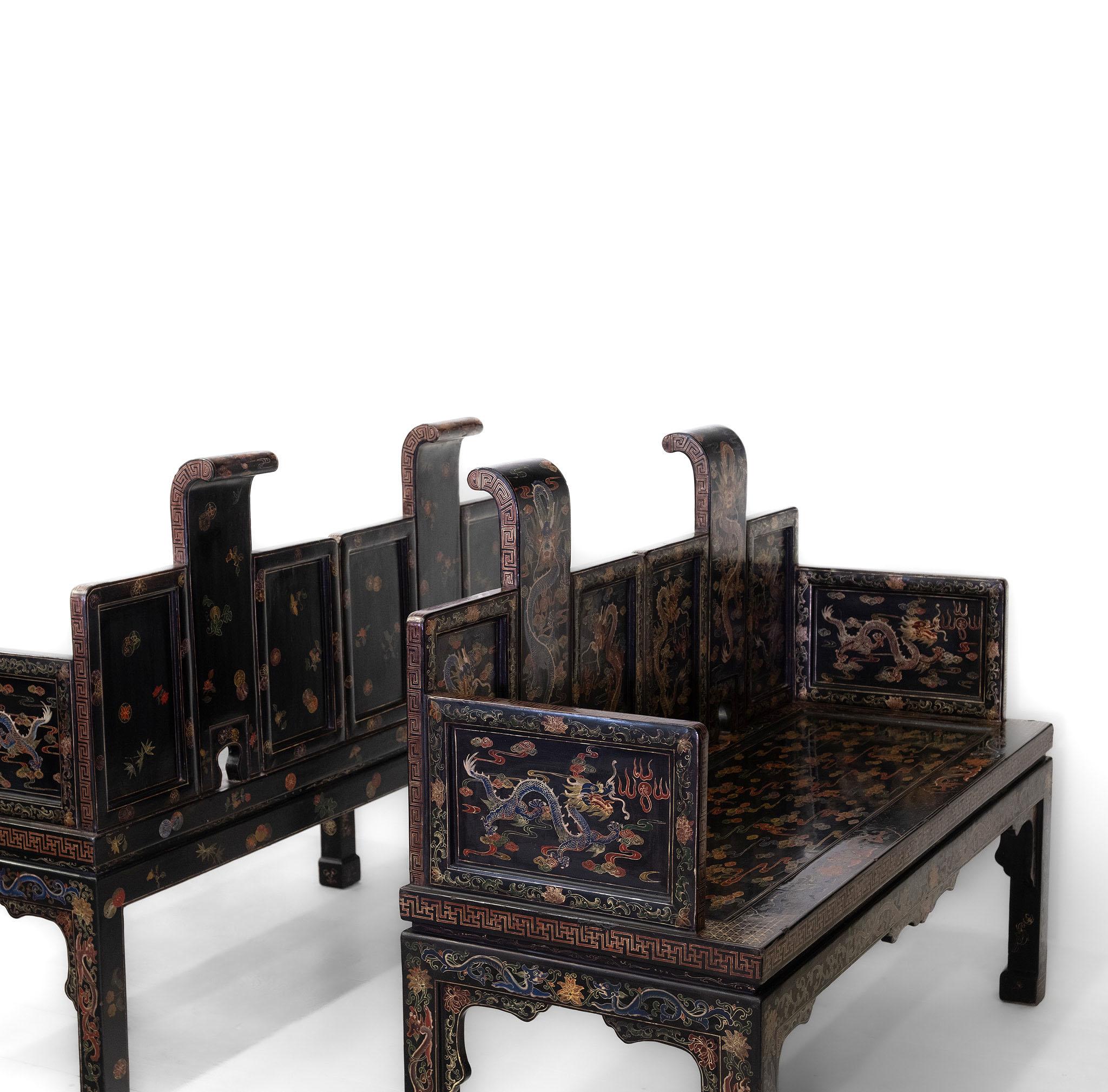 Chinois Paire de sièges de banc chinois du début du 20e siècle en laque noire dorée et polychrome en vente