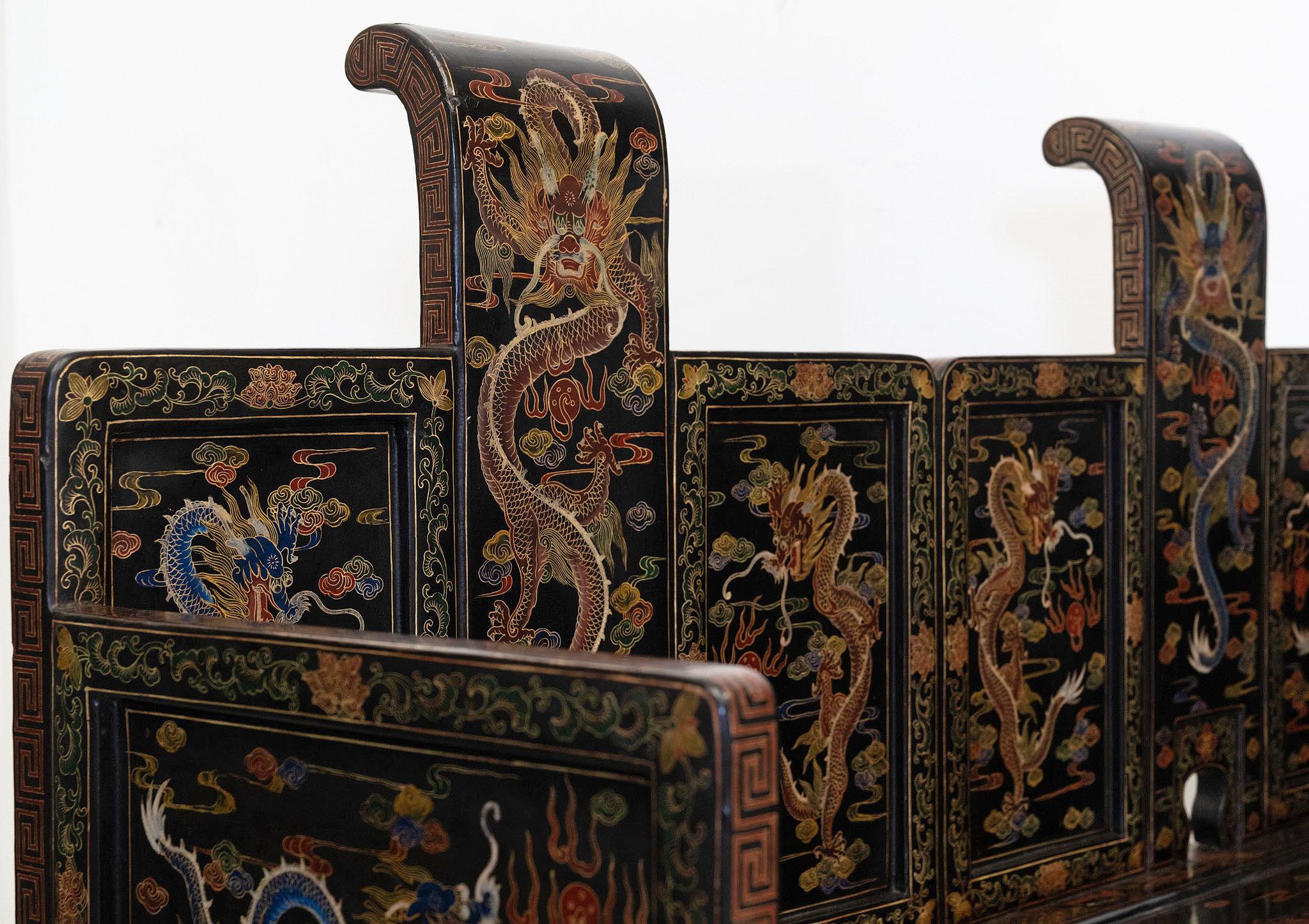 Doré Paire de sièges de banc chinois du début du 20e siècle en laque noire dorée et polychrome en vente