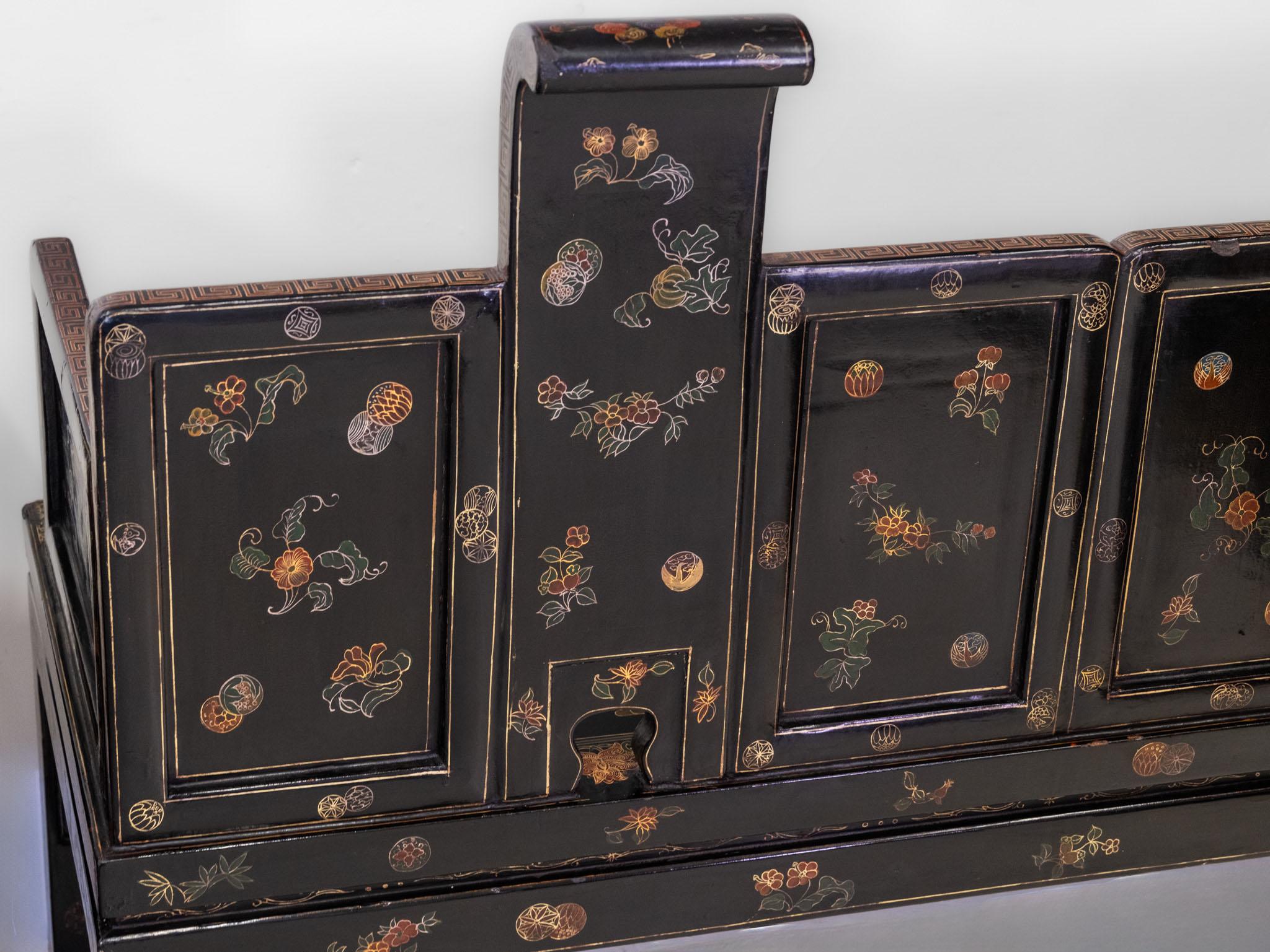 Paire de sièges de banc chinois du début du 20e siècle en laque noire dorée et polychrome Bon état - En vente à Norwich, GB
