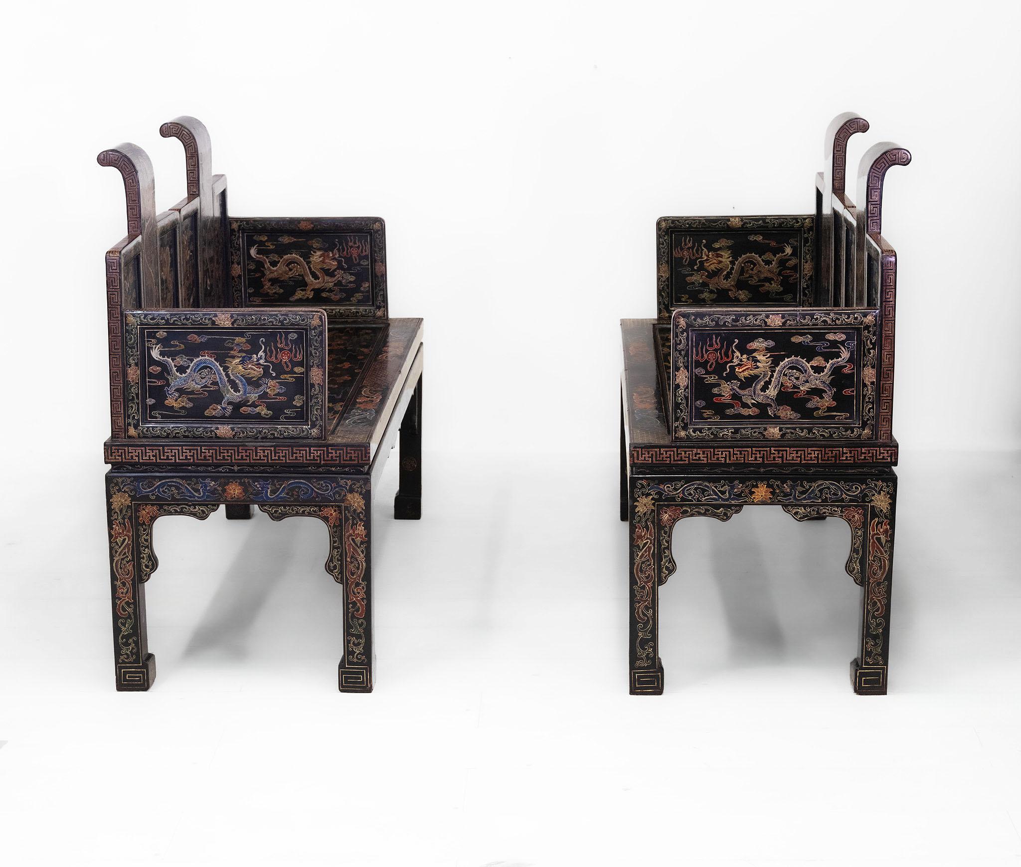 20ième siècle Paire de sièges de banc chinois du début du 20e siècle en laque noire dorée et polychrome en vente
