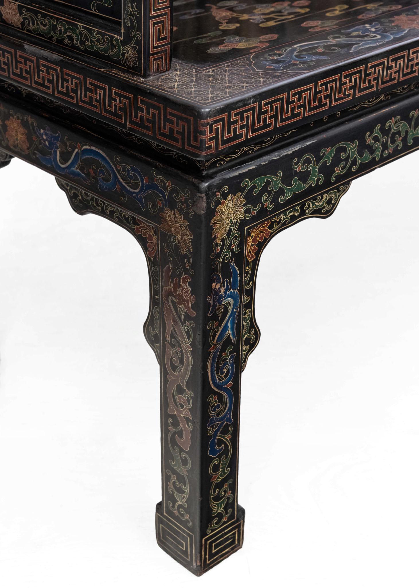 Pin Paire de sièges de banc chinois du début du 20e siècle en laque noire dorée et polychrome en vente