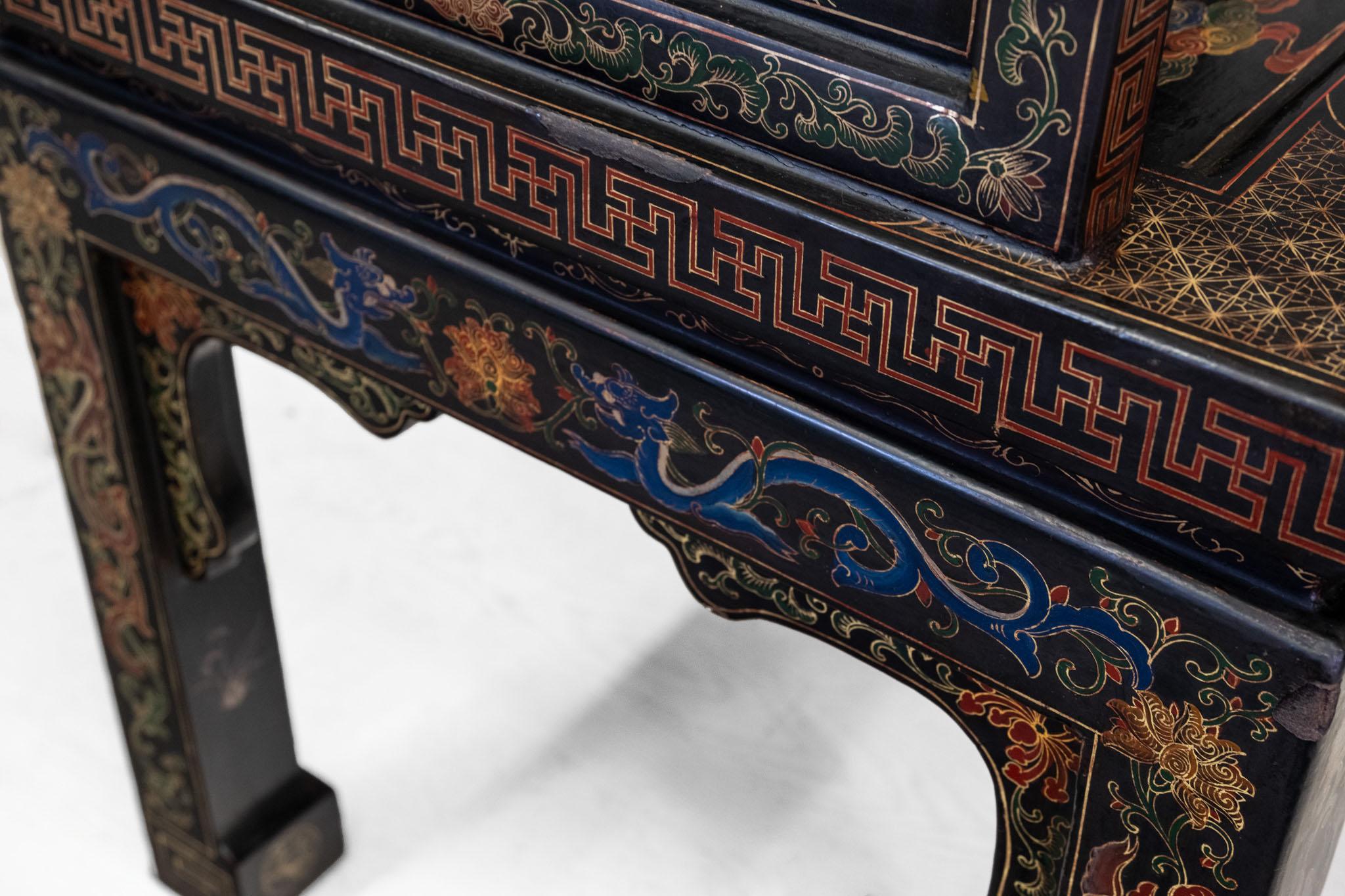 Paire de sièges de banc chinois du début du 20e siècle en laque noire dorée et polychrome en vente 1