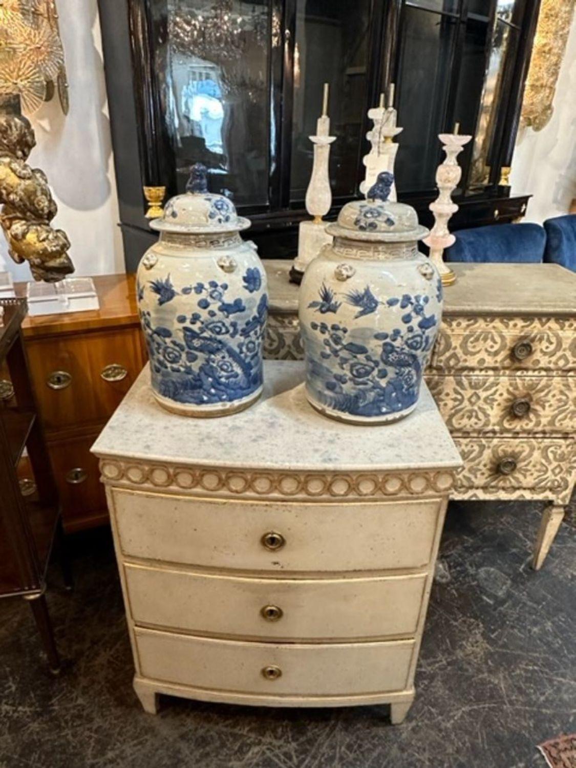 Whiting, paire de jarres chinoises en porcelaine bleue et blanche. De jolies images d'oiseaux et de fleurs.  Un accessoire fabuleux !