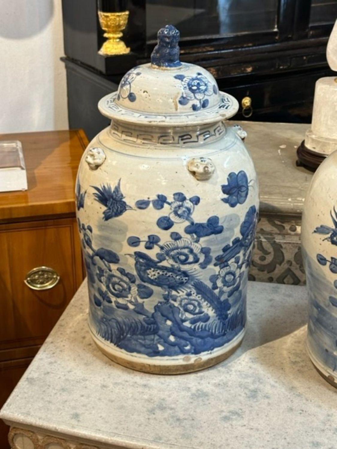 Pair of Early 20th Century Chinese Blue and White Porcelain Jars In Good Condition For Sale In Dallas, TX