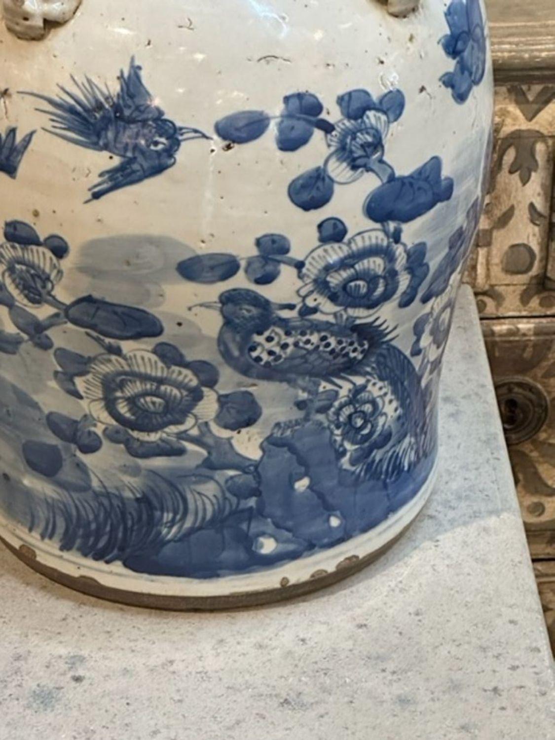 20ième siècle Paire de jarres en porcelaine chinoise bleue et blanche du début du 20e siècle en vente