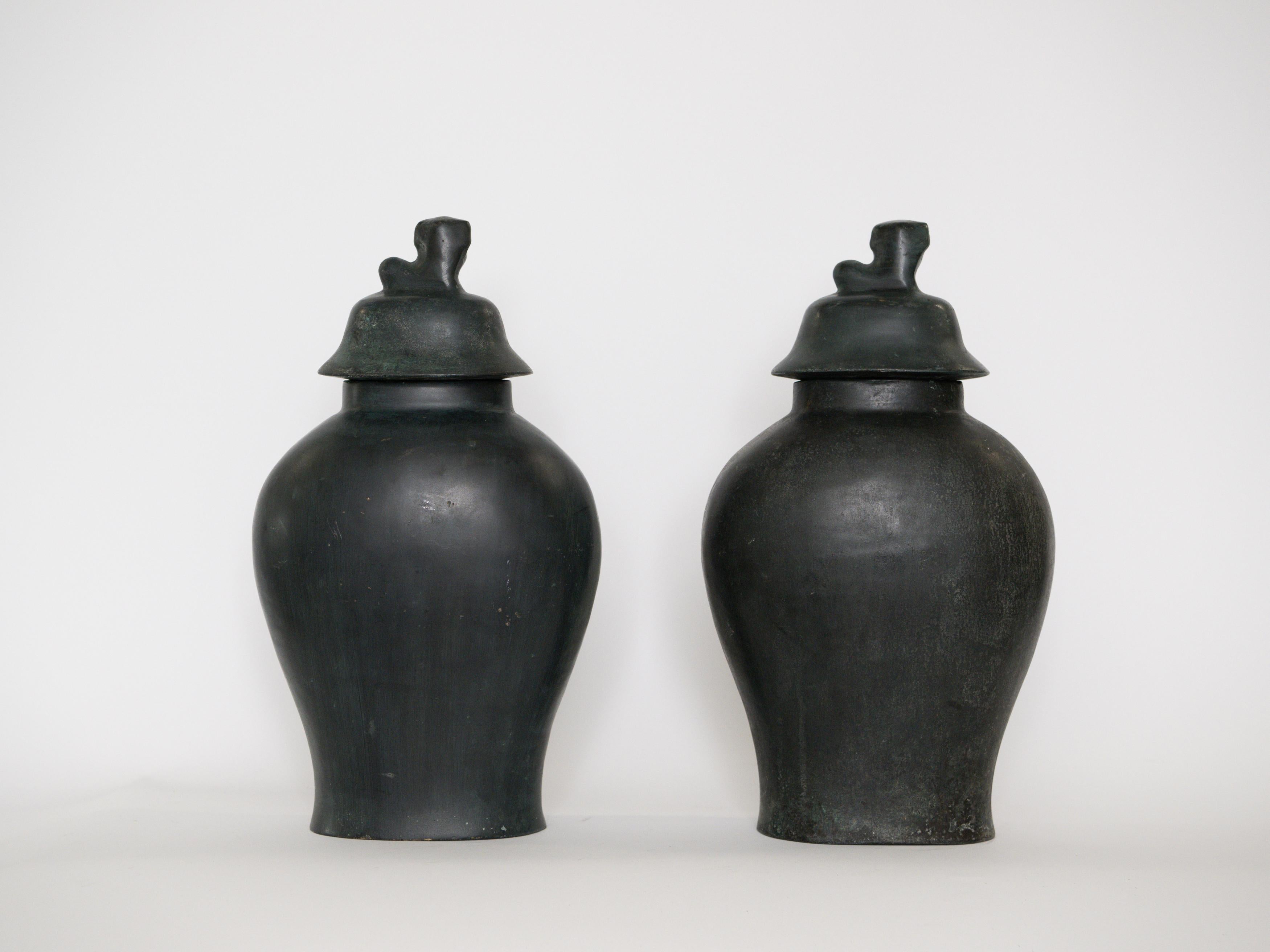 Pair of Early 20th Century Chinese Bronze Urns with Lids For Sale 1