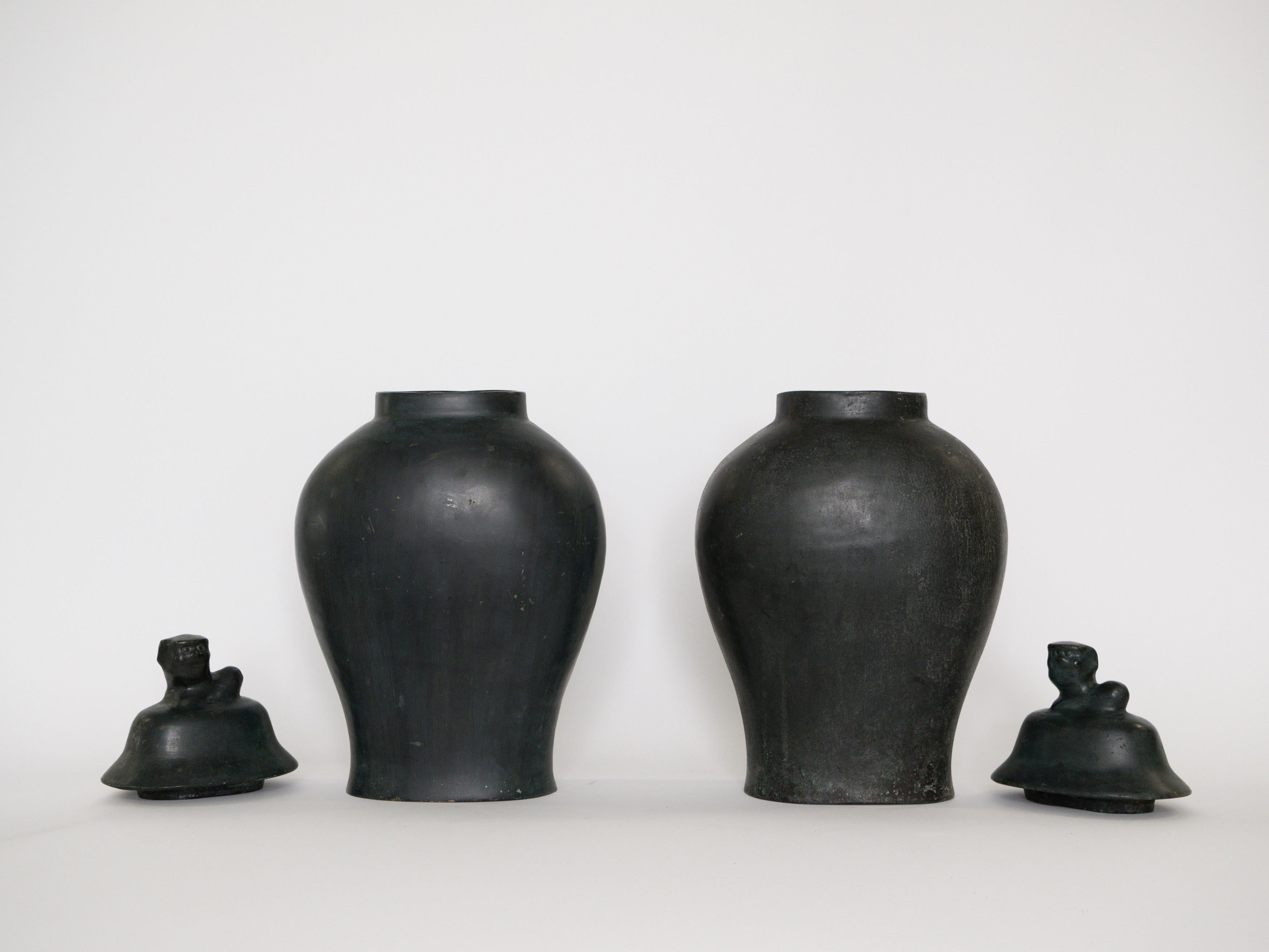 Pair of Early 20th Century Chinese Bronze Urns with Lids For Sale 2