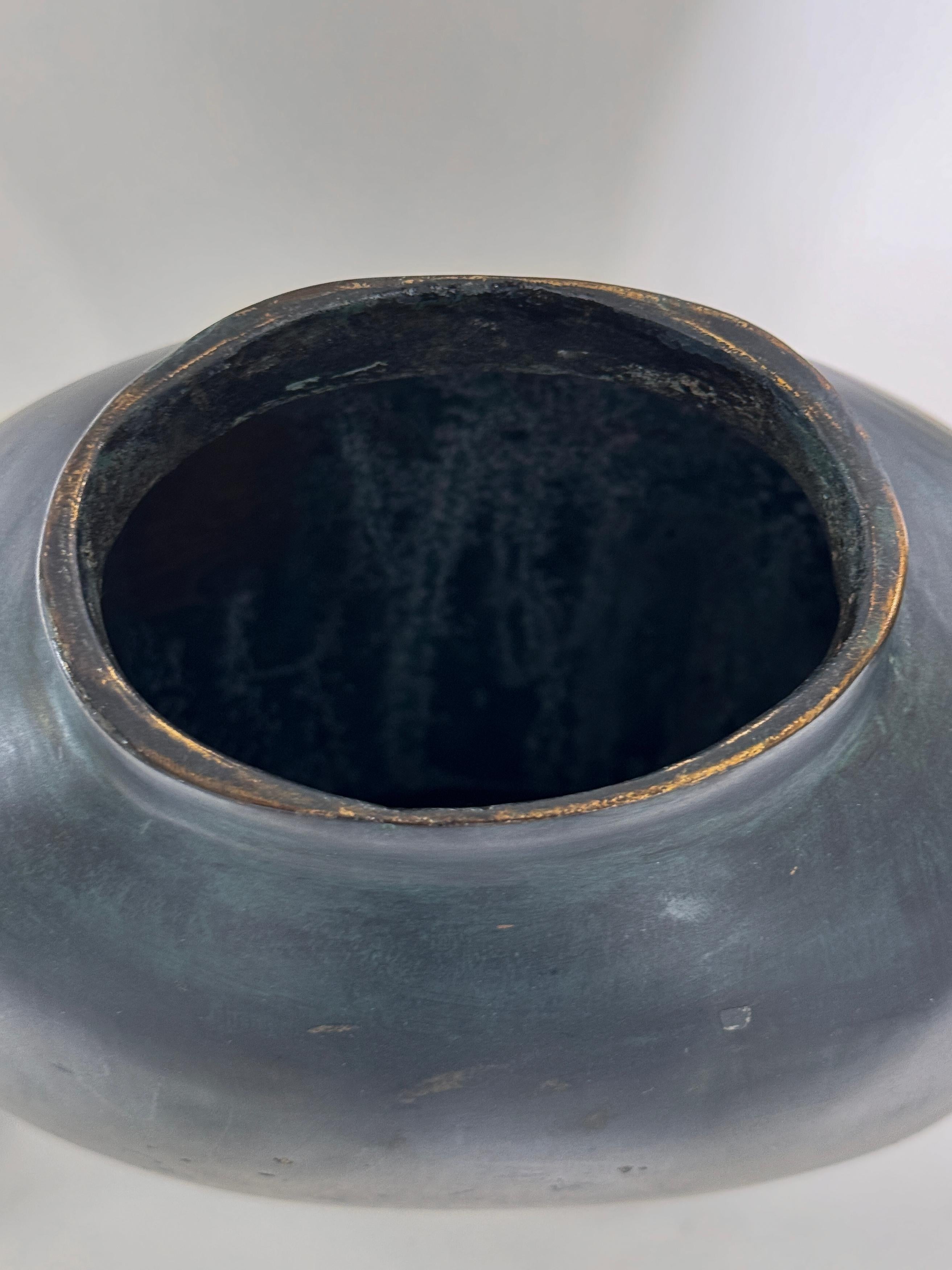 Pair of Early 20th Century Chinese Bronze Urns with Lids For Sale 4