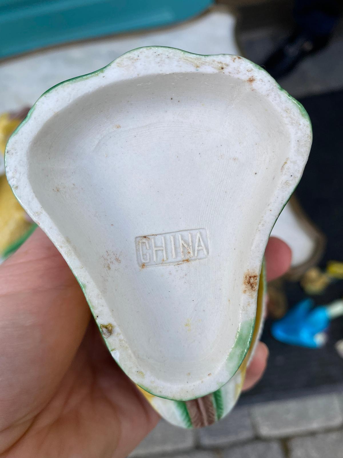 Paire de canards jaunes en céramique émaillée chinoise du début du 20e siècle:: 1 marqué China.