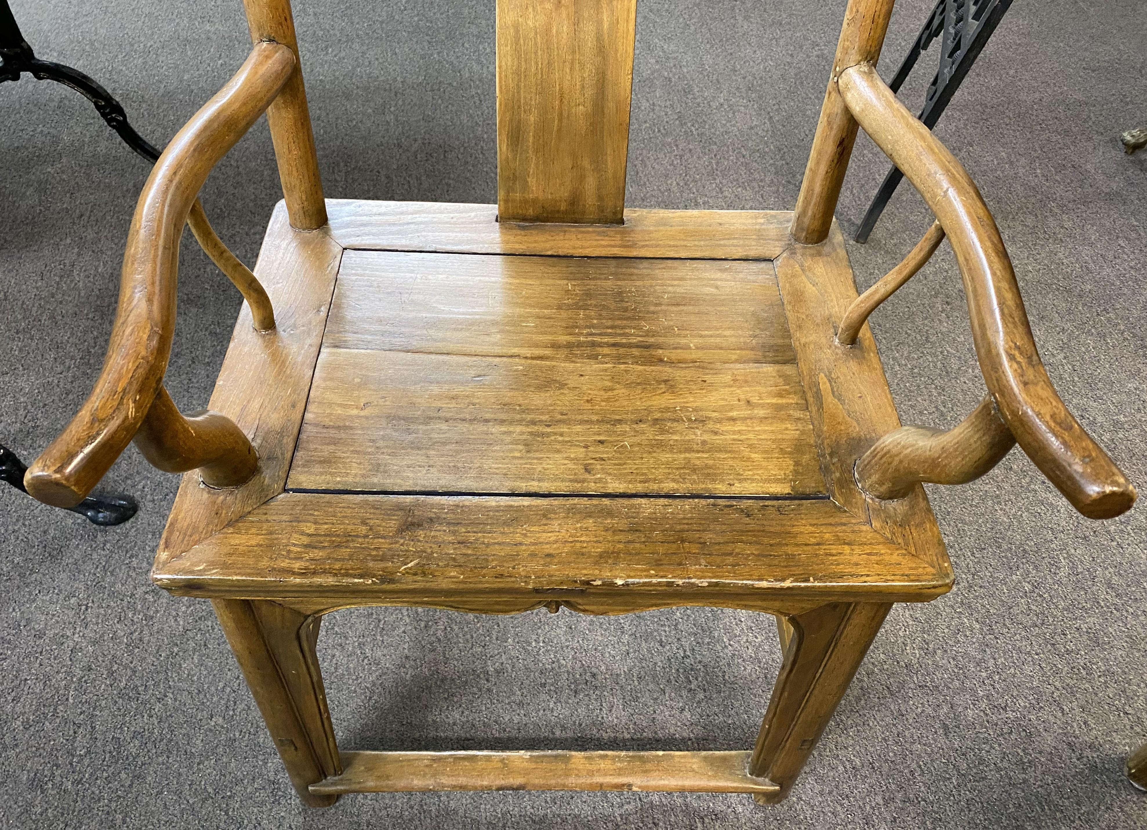 Chinois Paire de fauteuils en bois dur chinois du début du 20e siècle avec dossier à empiècement en vente