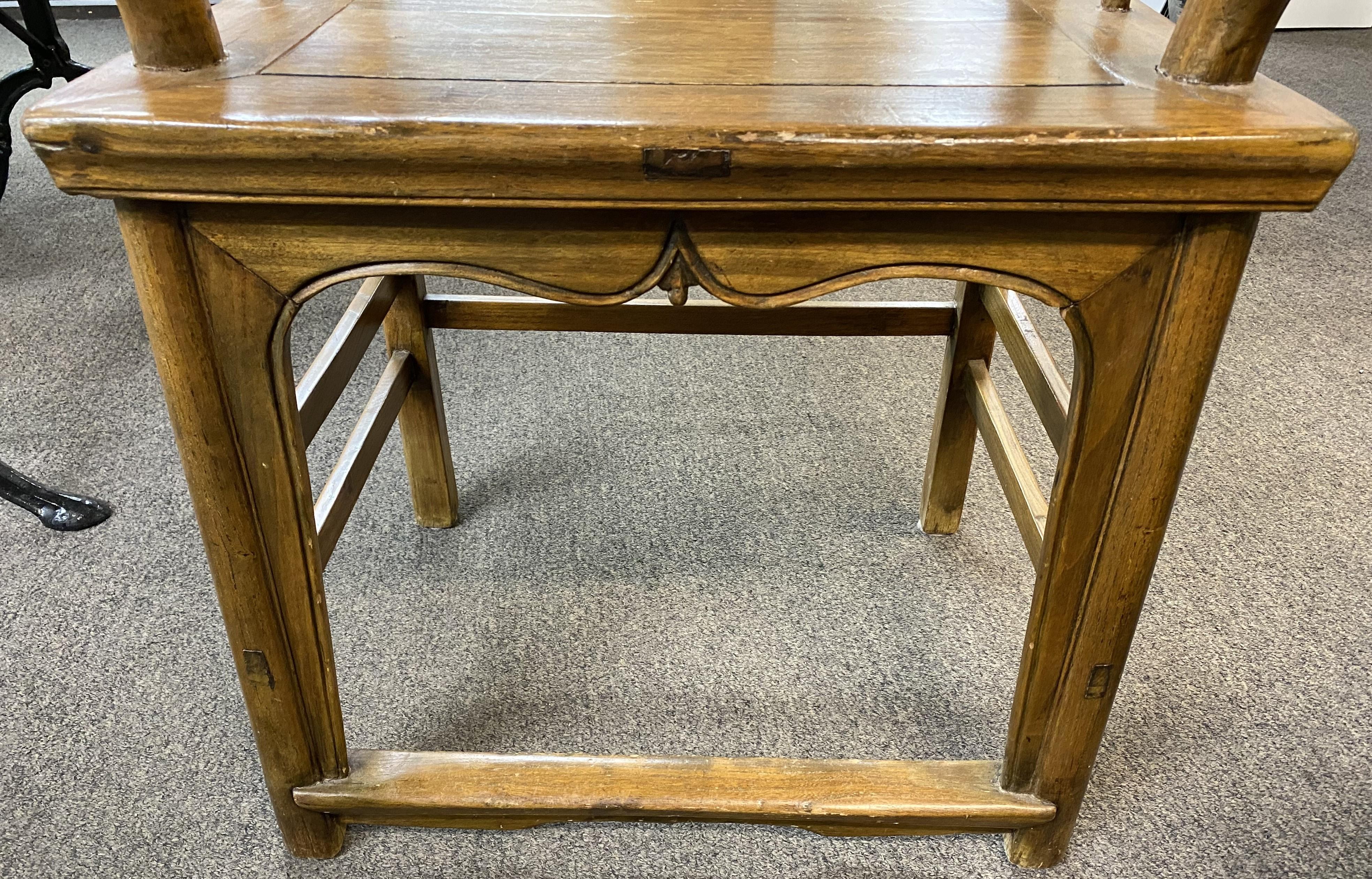 Sculpté à la main Paire de fauteuils en bois dur chinois du début du 20e siècle avec dossier à empiècement en vente