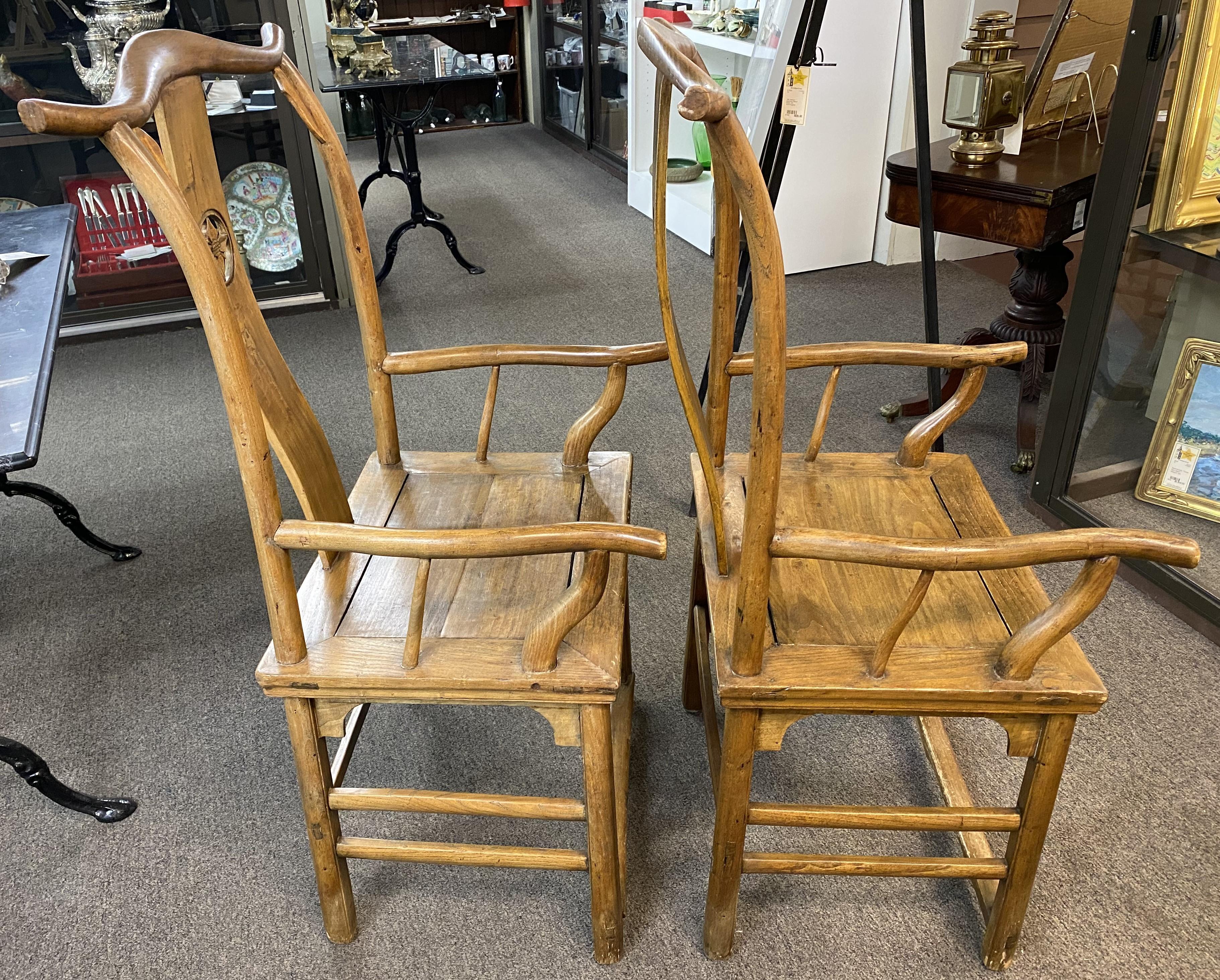 Paire de fauteuils en bois dur chinois du début du 20e siècle avec dossier à empiècement Bon état - En vente à Milford, NH