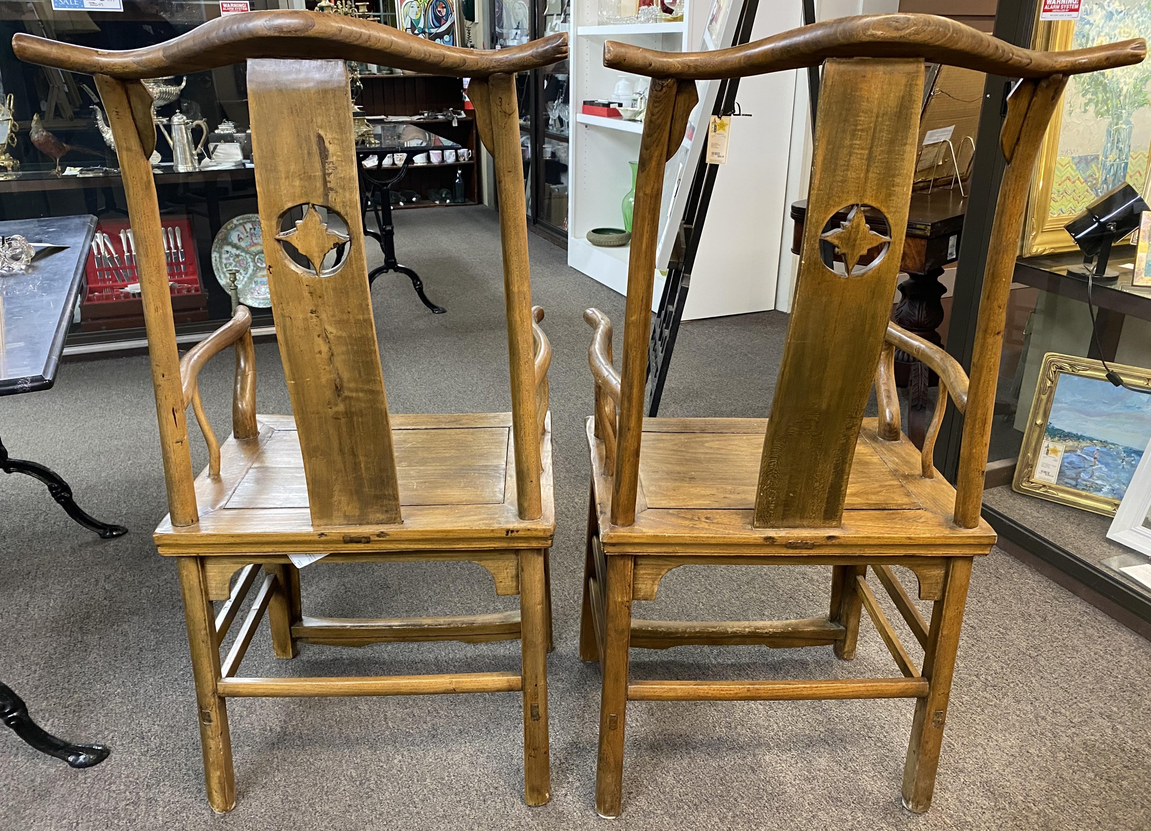 20ième siècle Paire de fauteuils en bois dur chinois du début du 20e siècle avec dossier à empiècement en vente