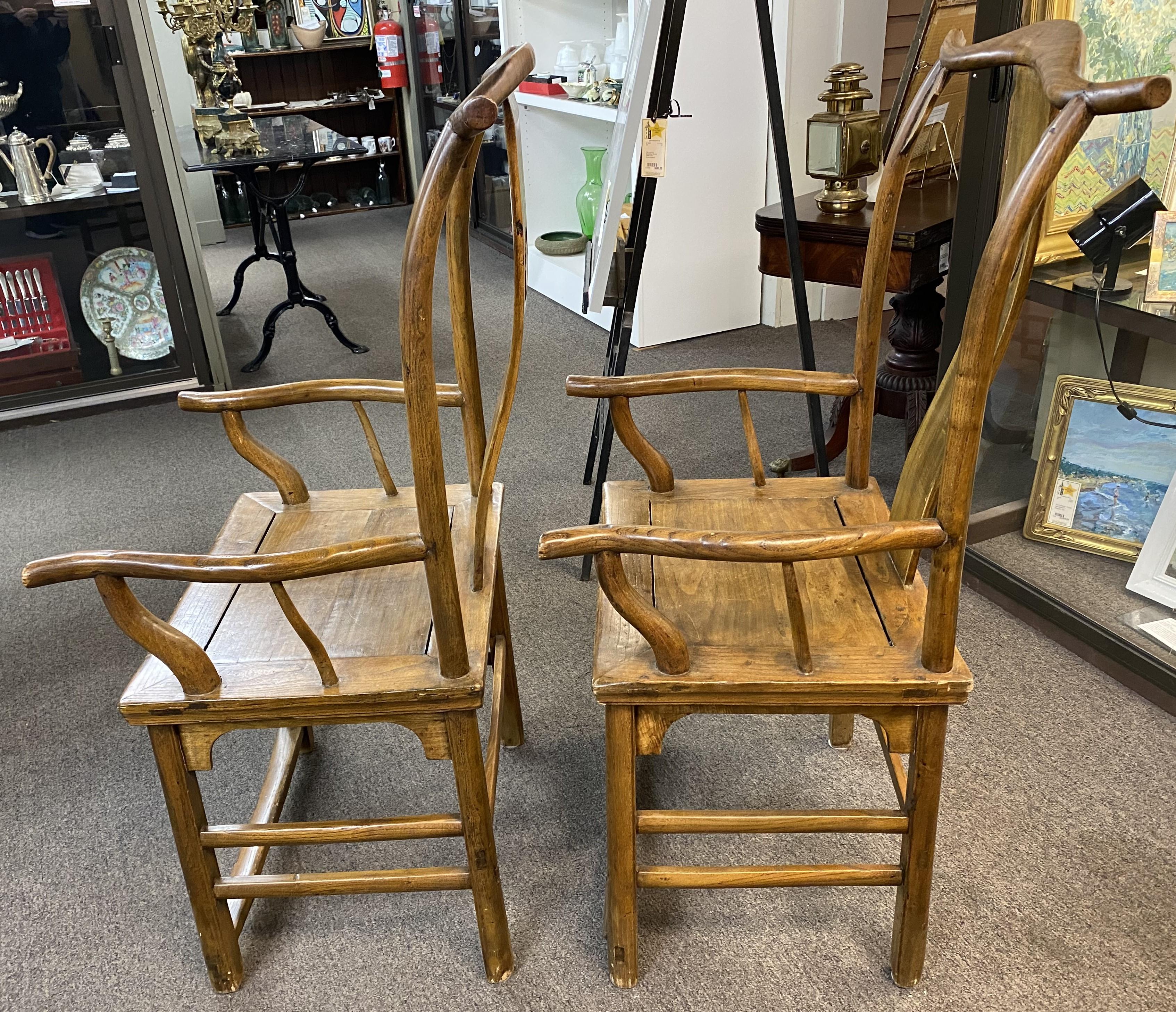 Bois de feuillus Paire de fauteuils en bois dur chinois du début du 20e siècle avec dossier à empiècement en vente