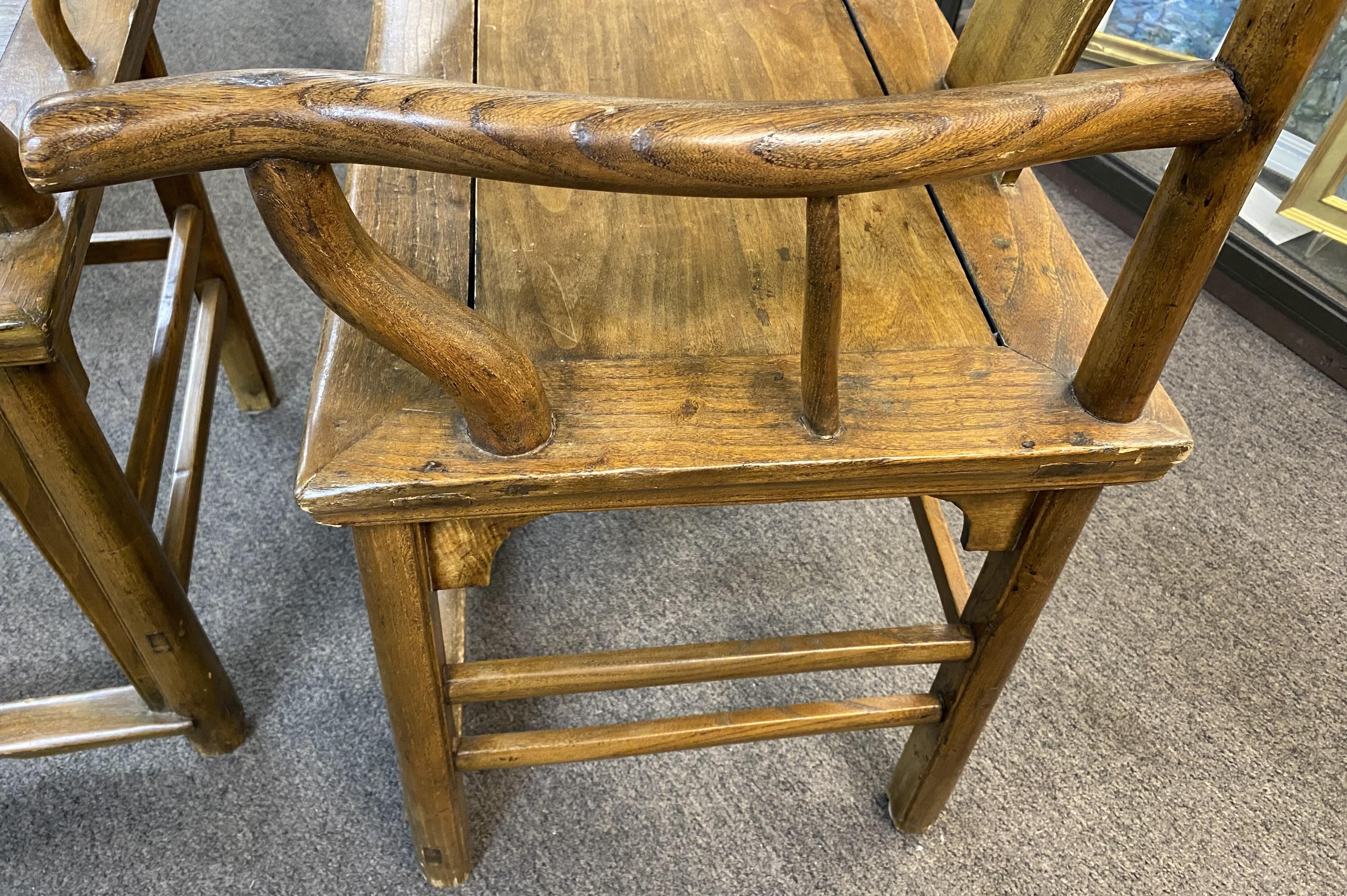 Paire de fauteuils en bois dur chinois du début du 20e siècle avec dossier à empiècement en vente 2