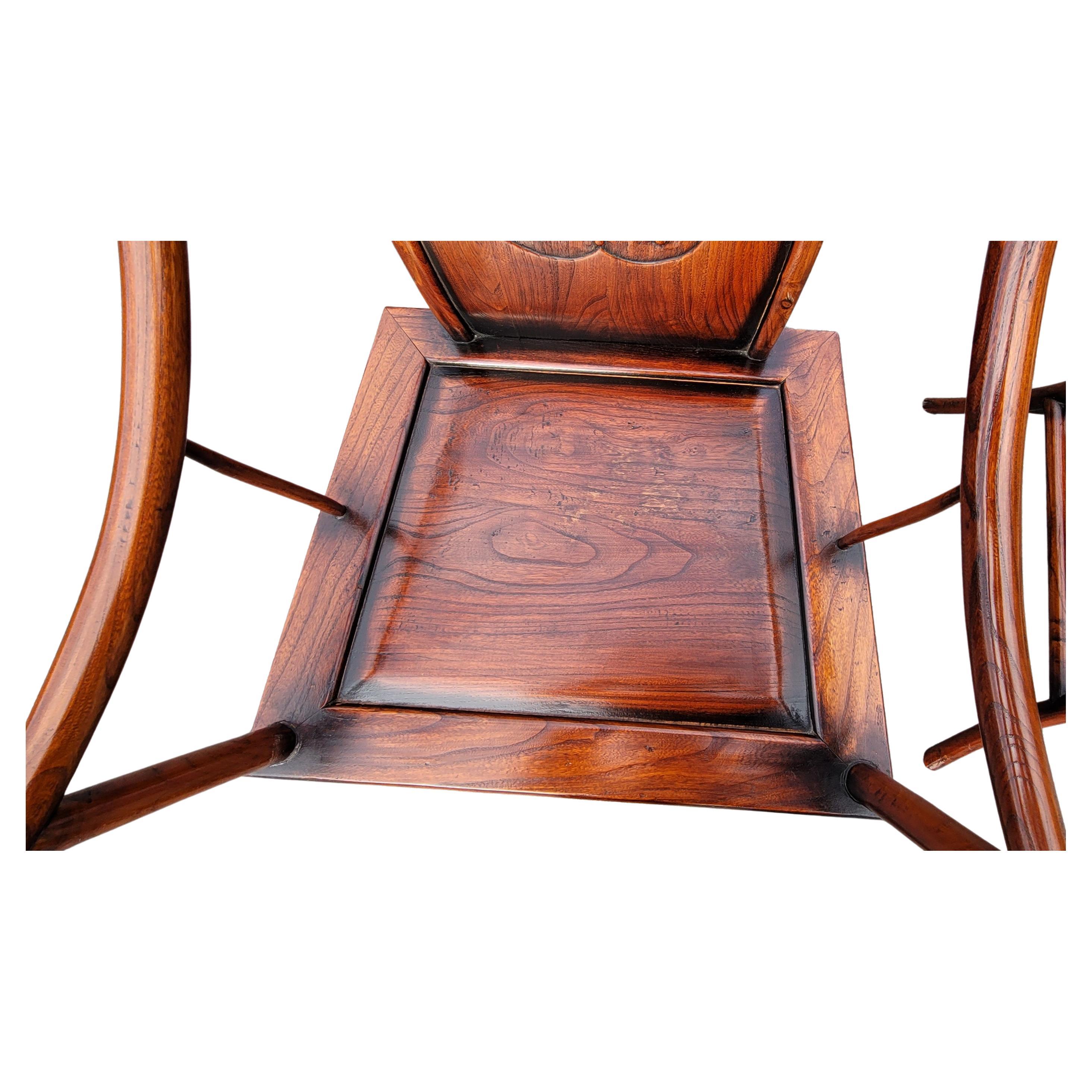 Sculpté Paire de fauteuils en bois d'orme  dossier sculpt Ming du dbut du XXe sicle en vente