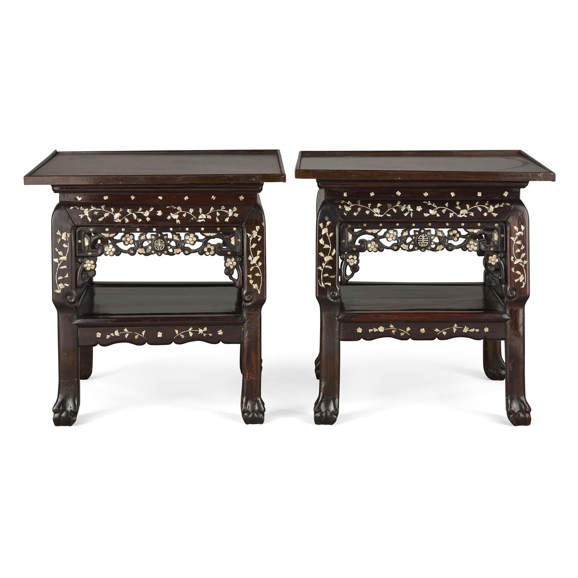 Coppia di alzate cinesi in legno intarsiato in madreperla dell'inizio del XX secolo 
Cinese, c. 1900
Altezza 54cm, larghezza 53,5cm, profondità 53,5cm

Realizzata in Cina intorno all'inizio del XX secolo, questa raffinata coppia di alzate incarna