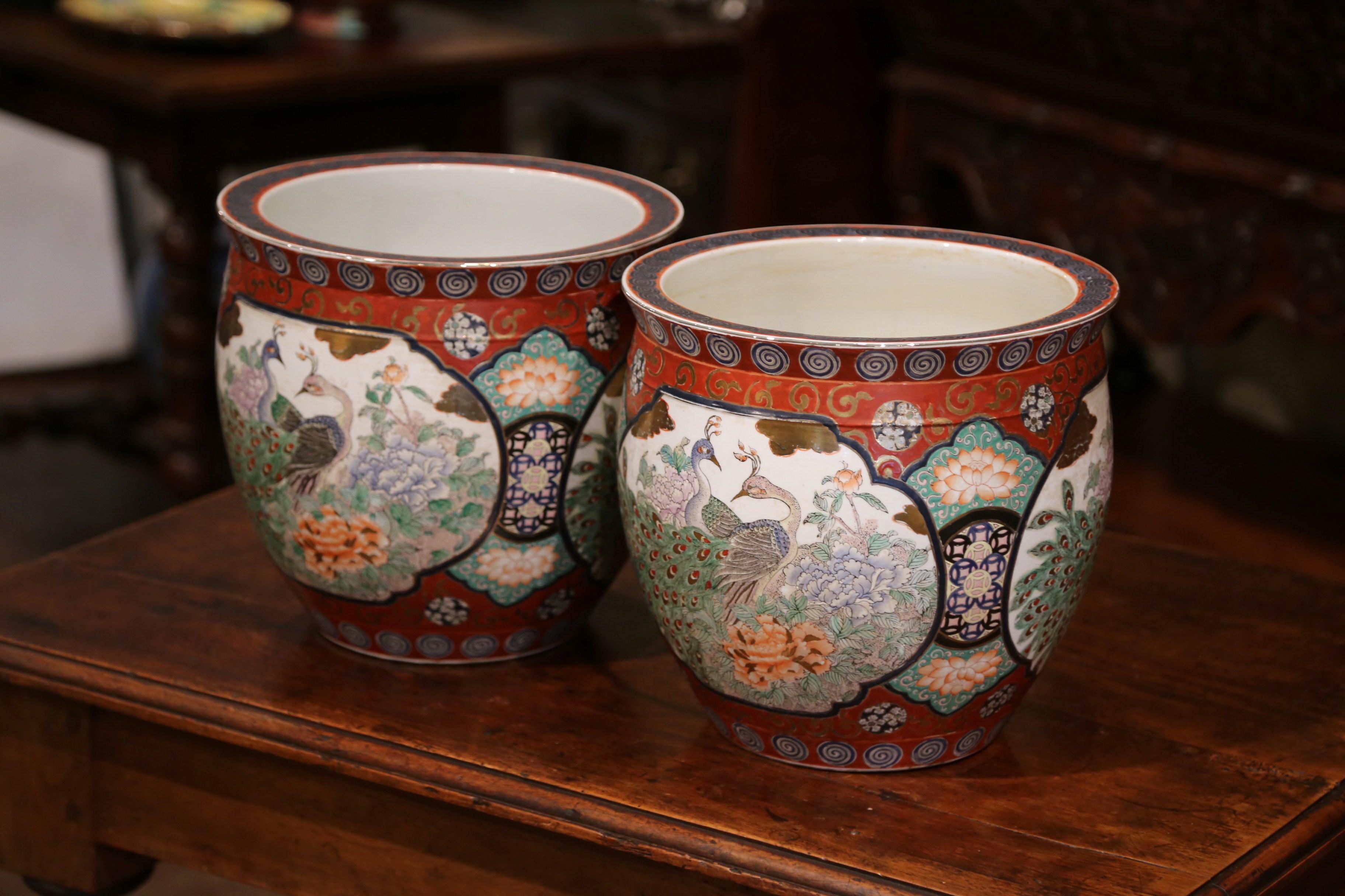 Pair of Early 20th Century Chinese Painted and Gilt Porcelain Planters im Zustand „Hervorragend“ in Dallas, TX