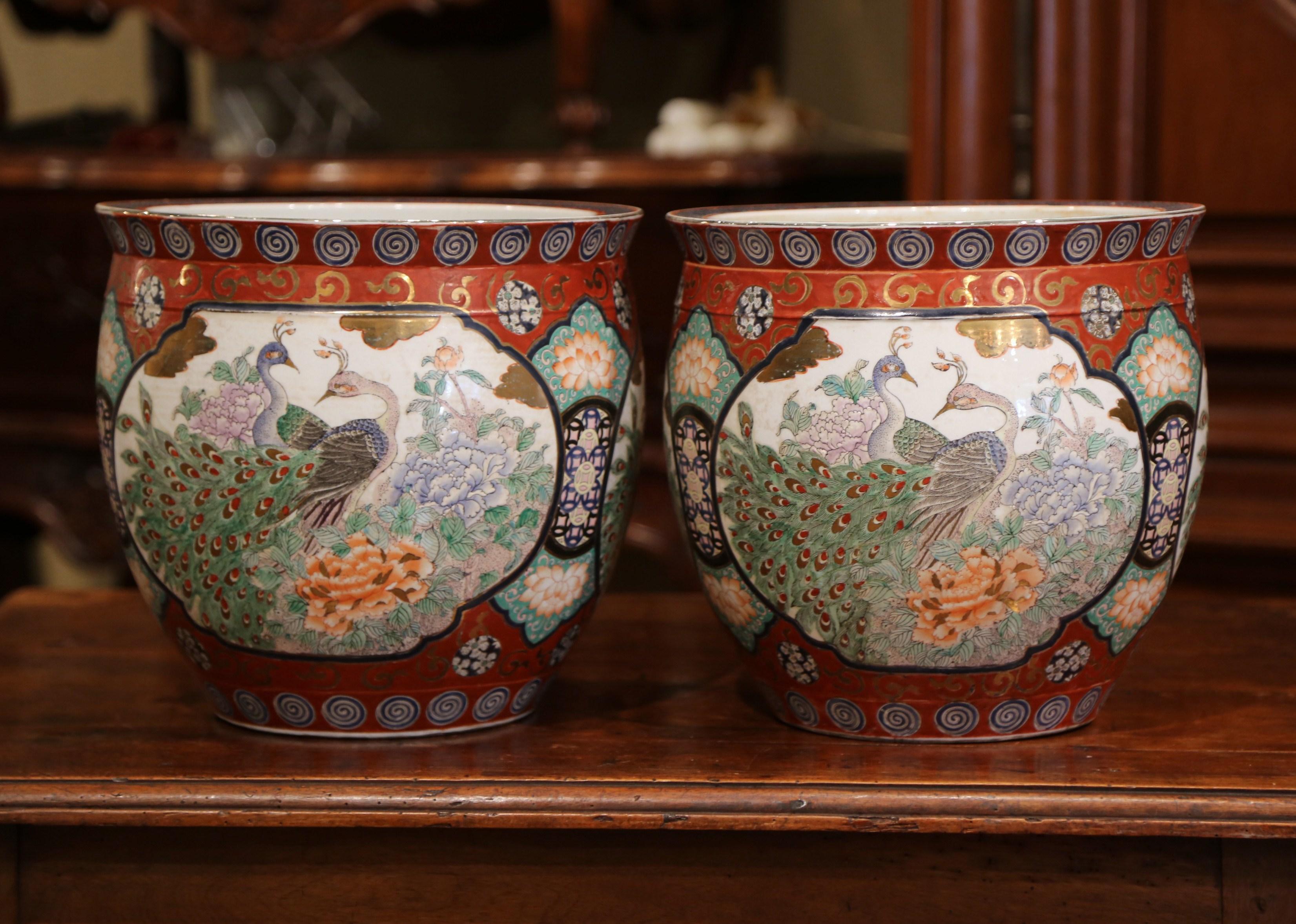 Pair of Early 20th Century Chinese Painted and Gilt Porcelain Planters (20. Jahrhundert)