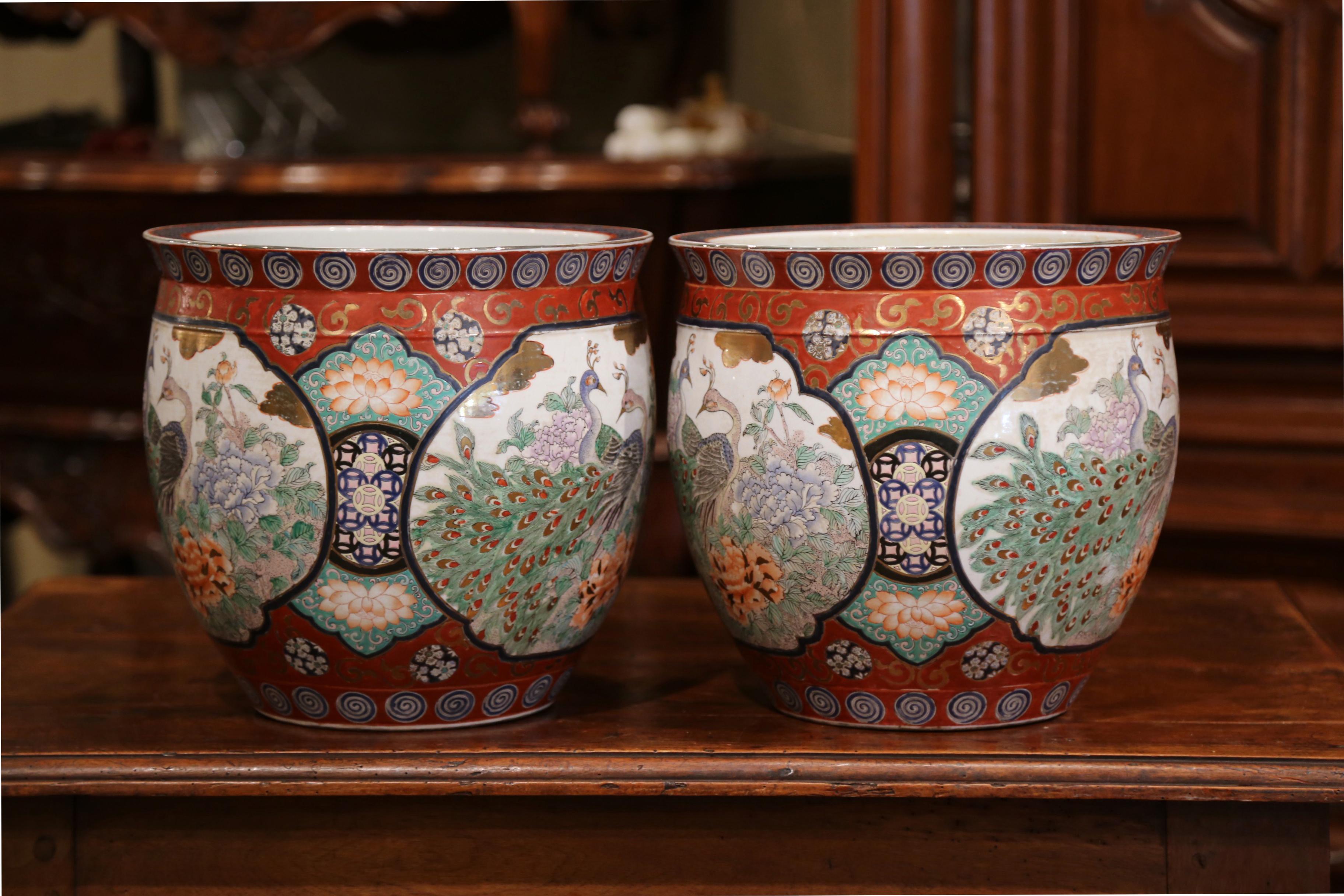 Pair of Early 20th Century Chinese Painted and Gilt Porcelain Planters (Porzellan)