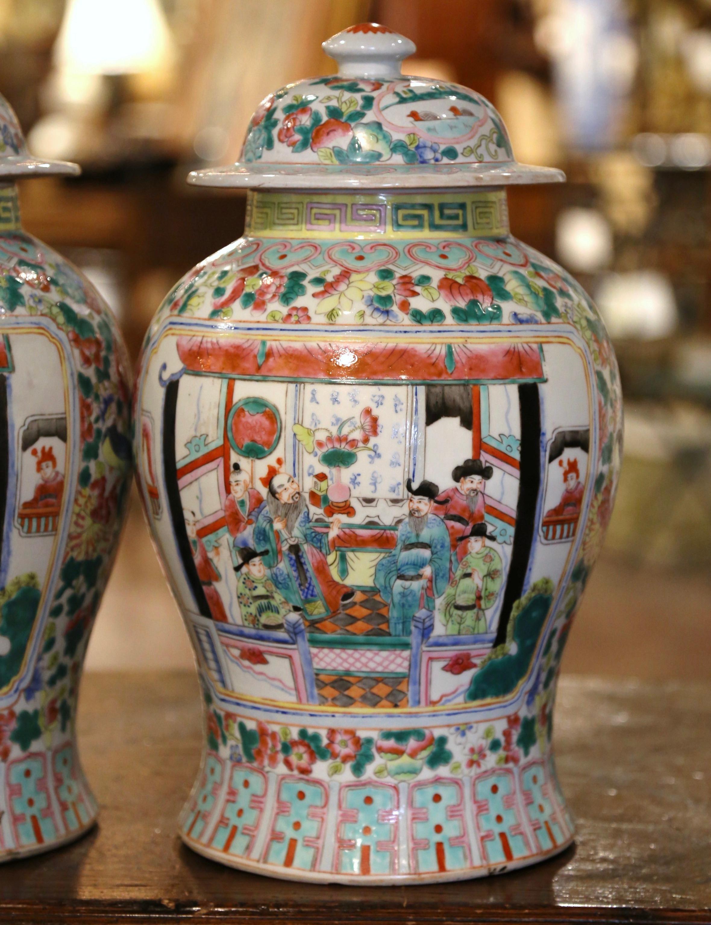Pair of Early 20th Century Chinese Painted Famille Rose Porcelain Lidded Jars In Excellent Condition In Dallas, TX
