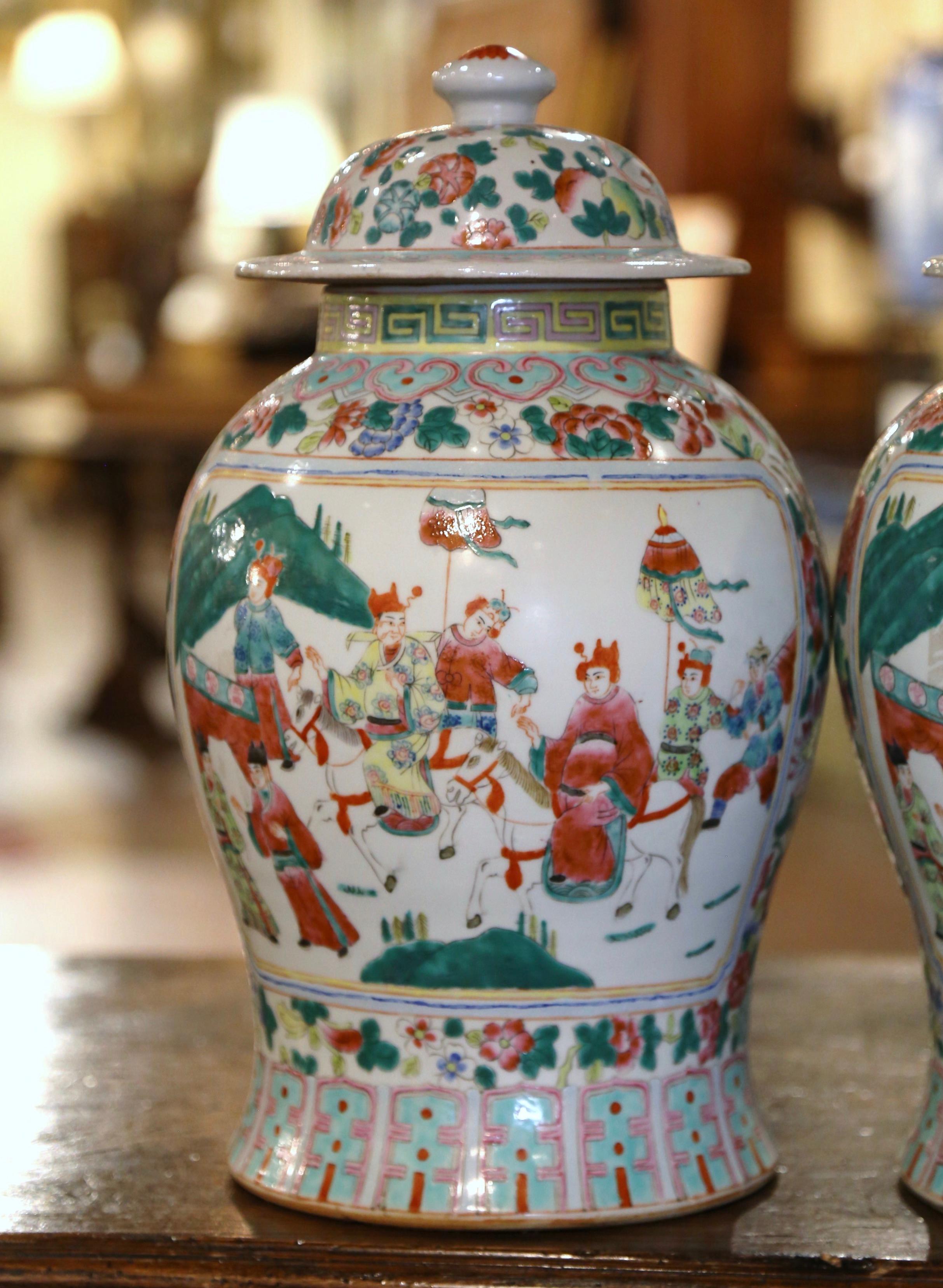 Pair of Early 20th Century Chinese Painted Famille Rose Porcelain Lidded Jars 4