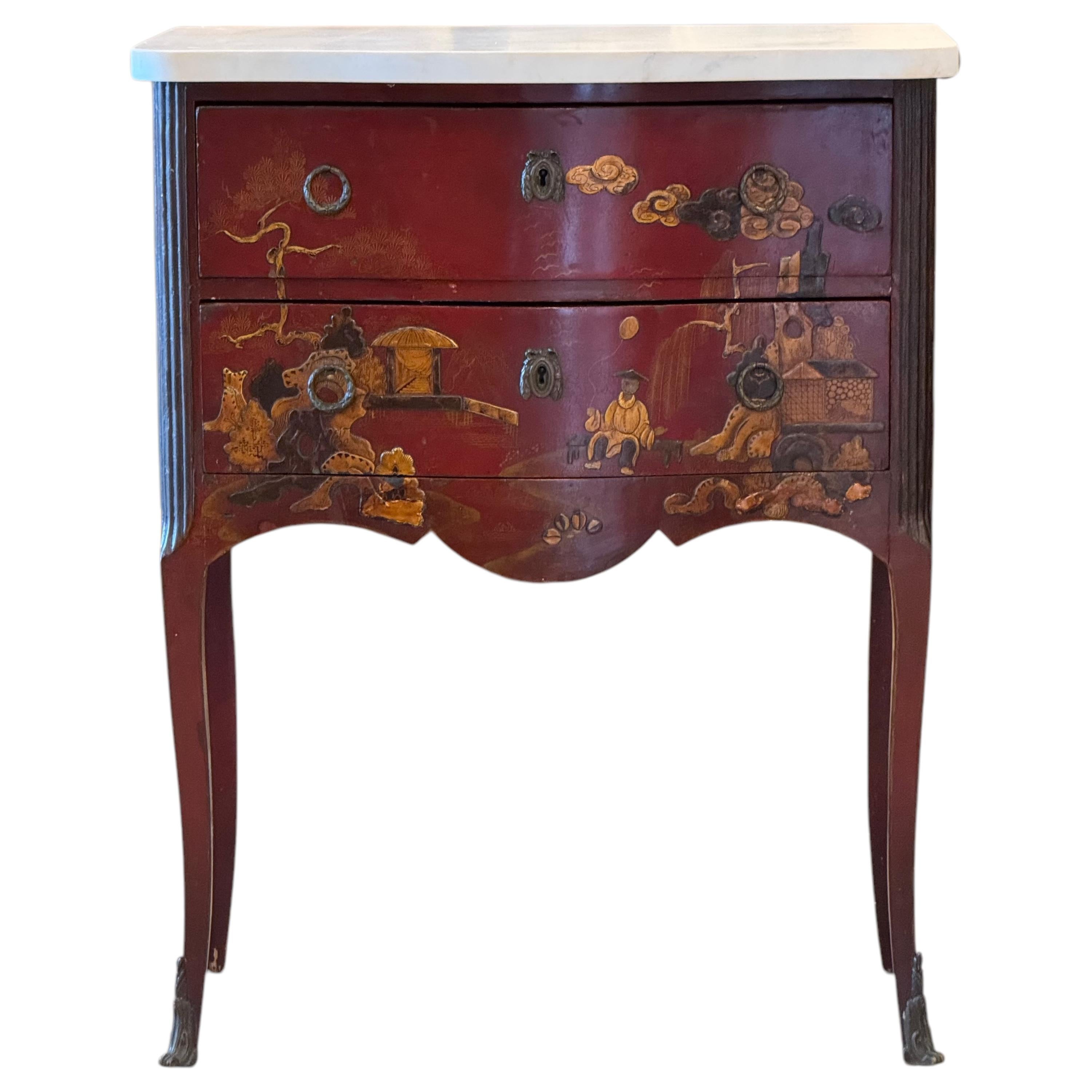 Petites commodes à décor de chinoiseries sur laque rouge. Whiting comprend deux tiroirs à queue d'aronde, des pieds en cabriole avec des montures en laiton et un plateau en marbre blanc façonné. Elegant et compact avec de fins détails peints.