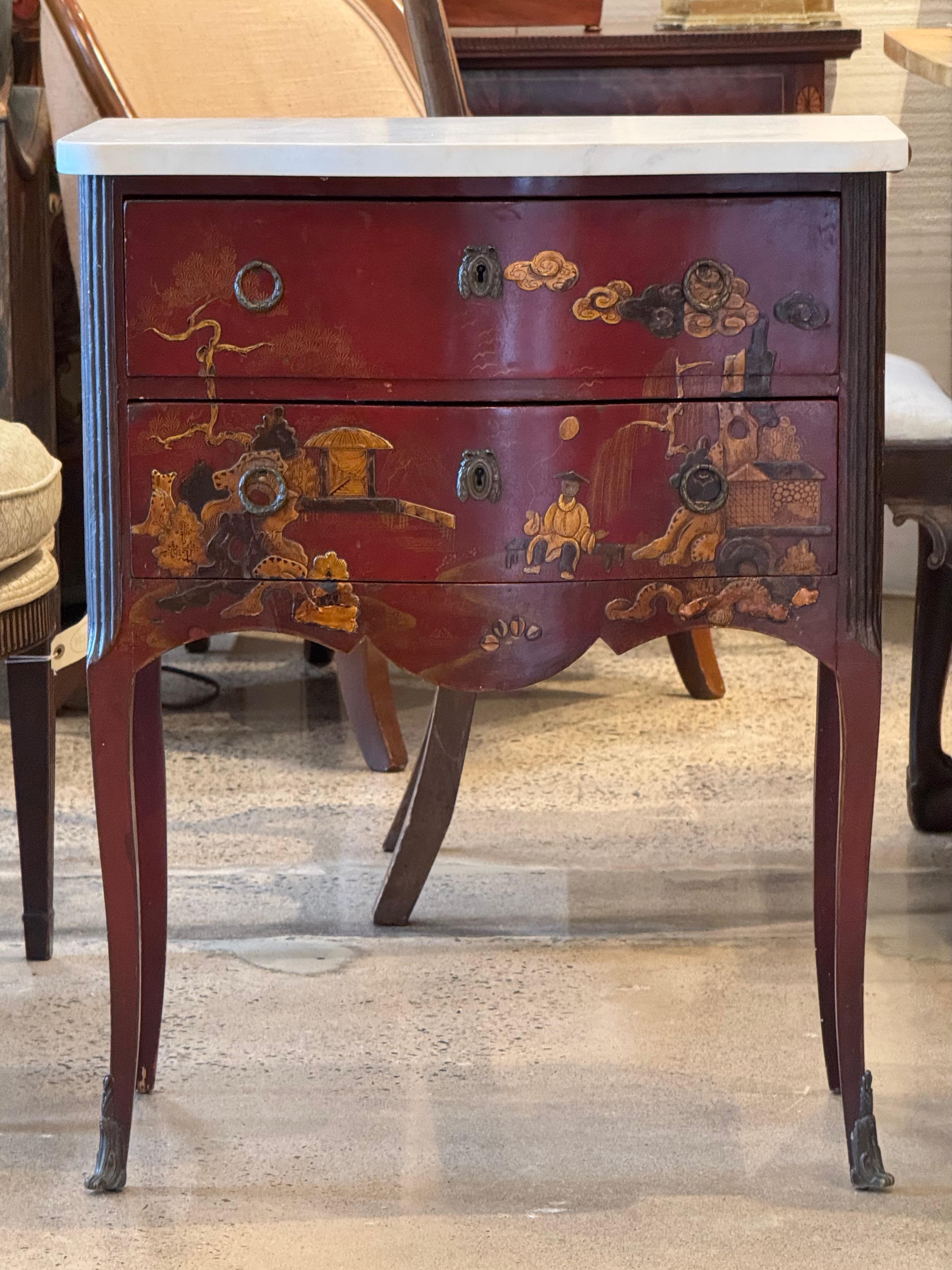 20ième siècle Paire de commodes à plateau de marbre Chinoiserie du début du 20ème siècle en vente