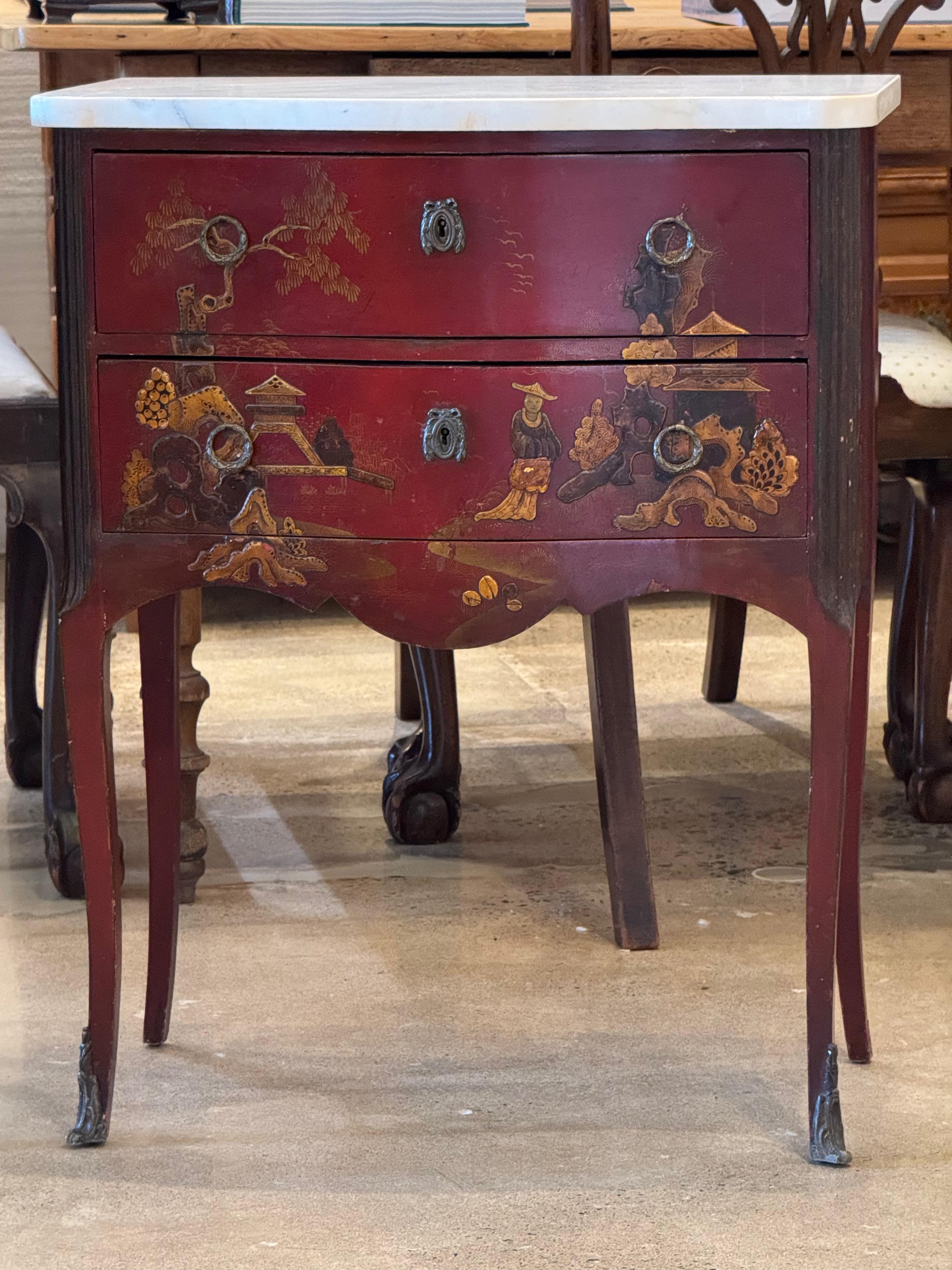 Marbre Paire de commodes à plateau de marbre Chinoiserie du début du 20ème siècle en vente