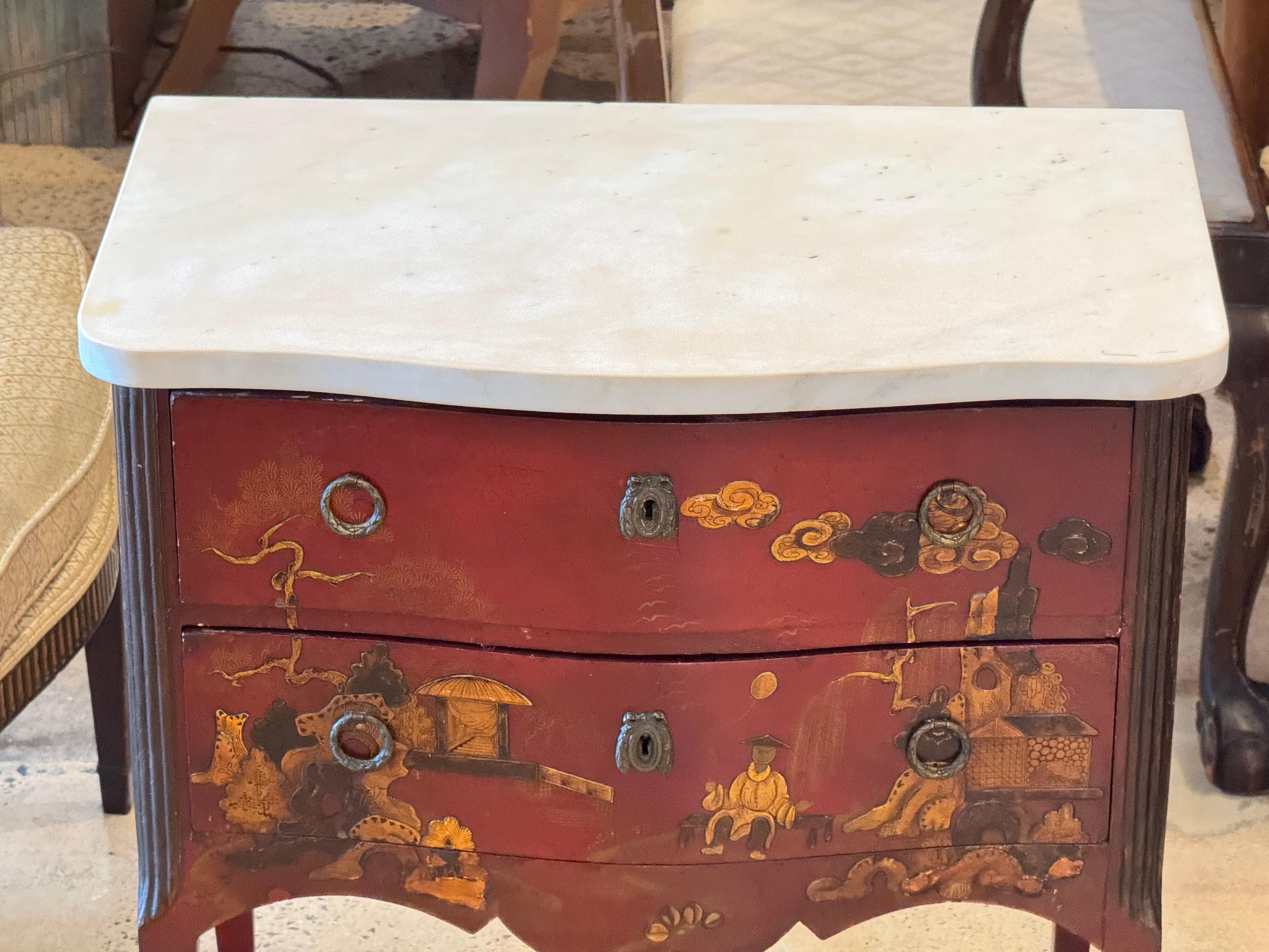 Paire de commodes à plateau de marbre Chinoiserie du début du 20ème siècle en vente 1