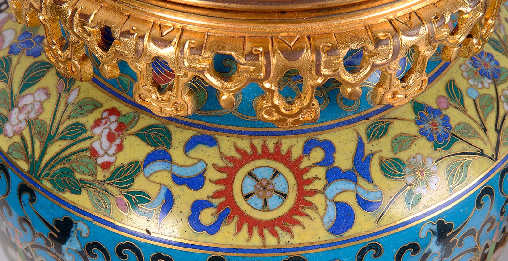 XX secolo Coppia di vasi / lampade Cloisonné dei primi del Novecento in vendita