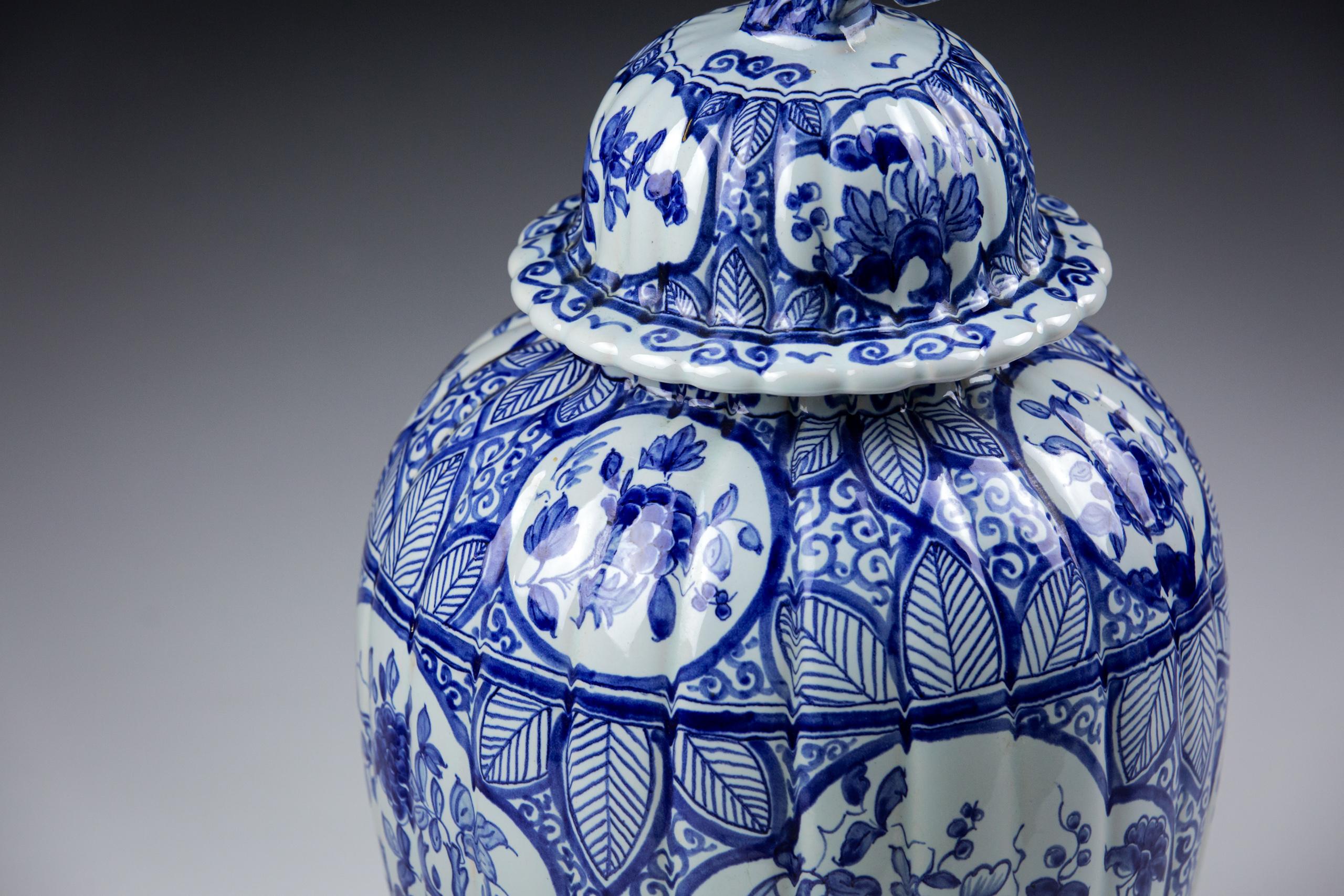 Paar bedeckte Delft Desvres Vasen aus dem frühen 20. (20. Jahrhundert) im Angebot