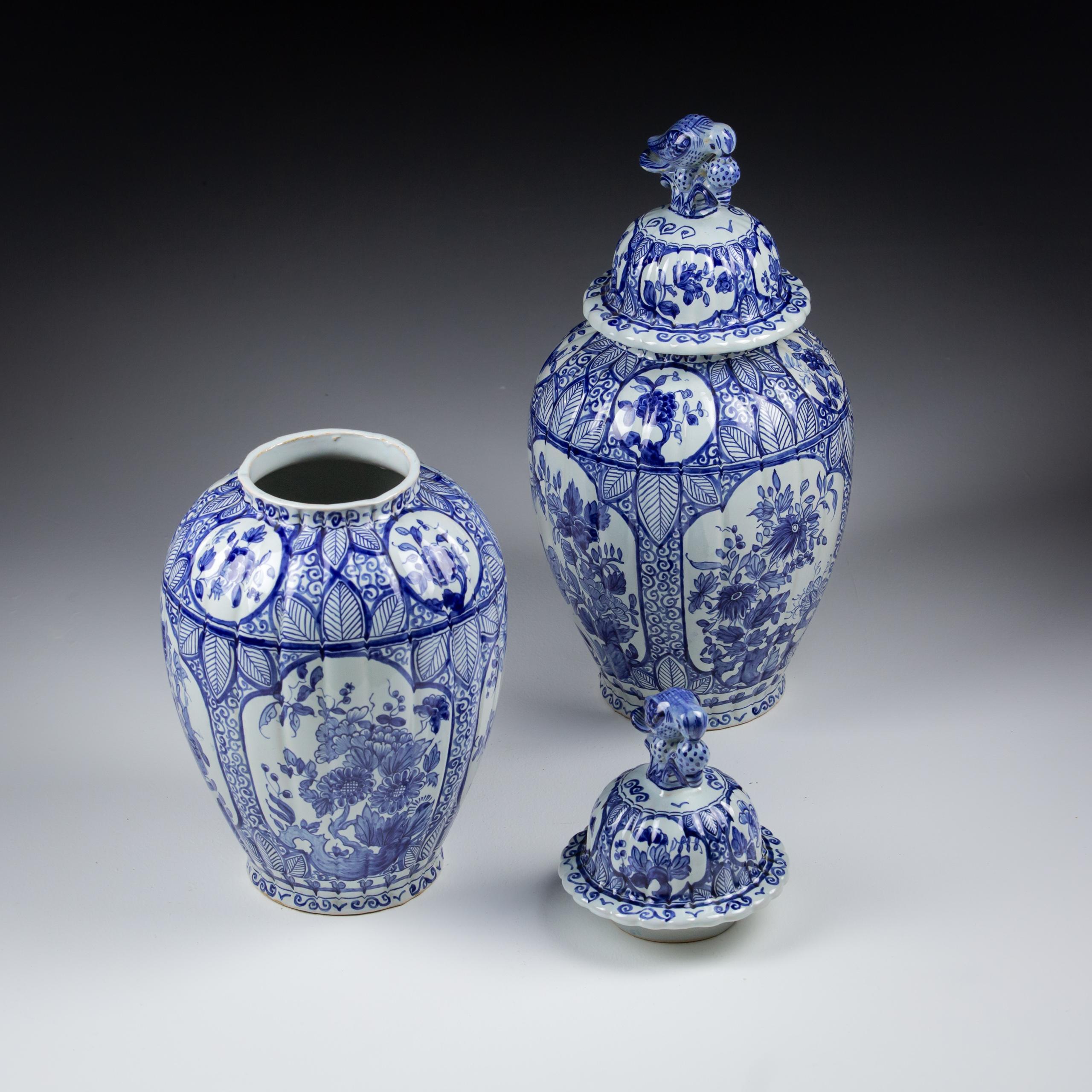Poteries Paire de vases couverts Delft Desvres du début du 20e siècle en vente