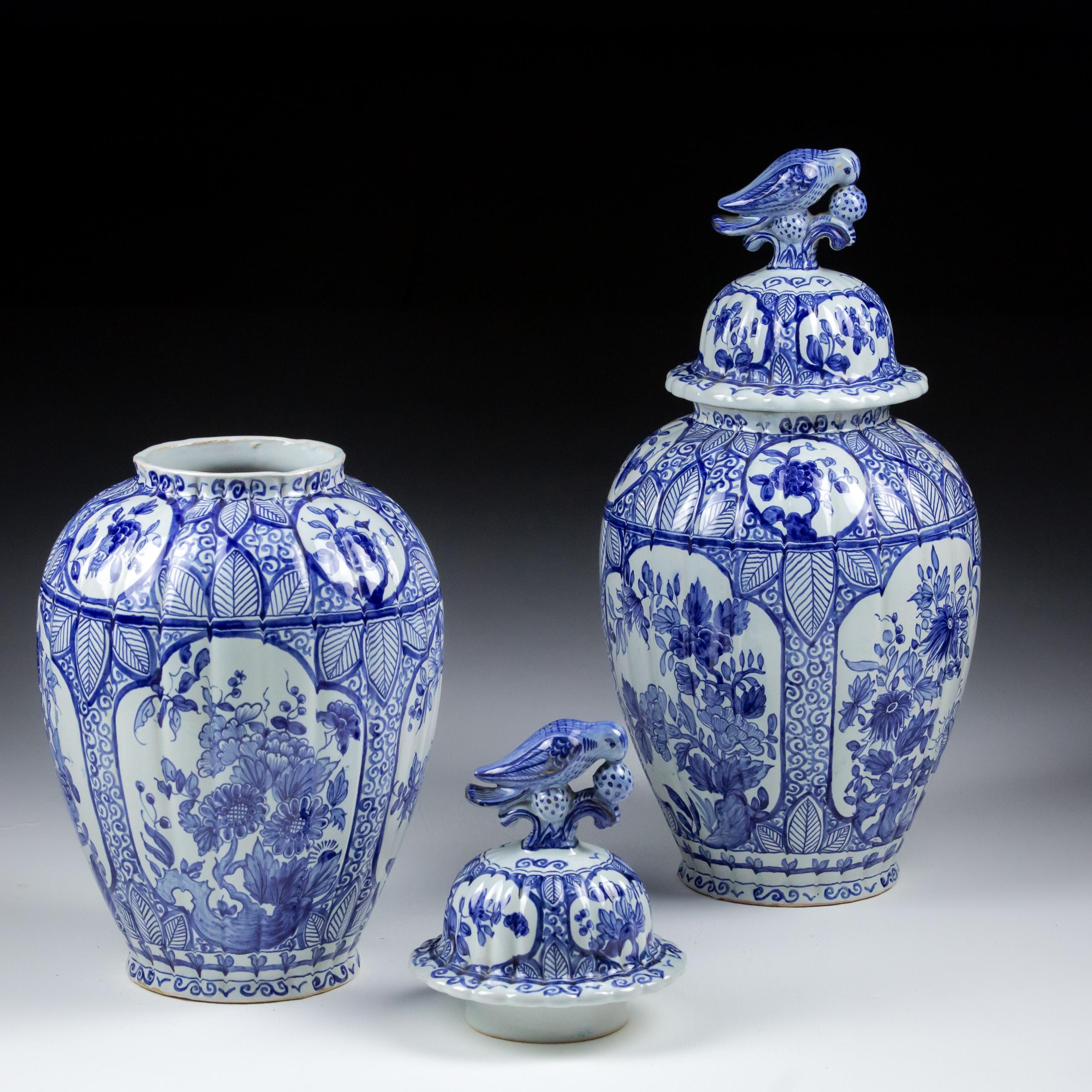 Paire de vases couverts Delft Desvres du début du 20e siècle en vente 2